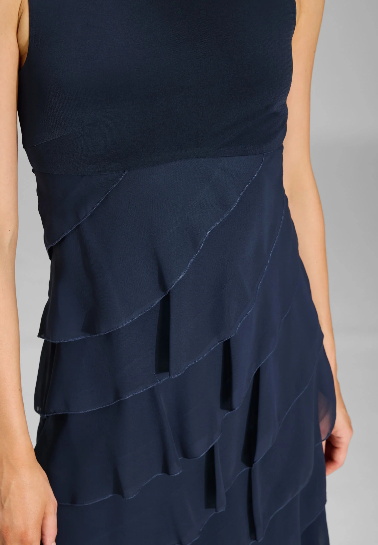 Cocktailkleid aus Materialmix - Image 10