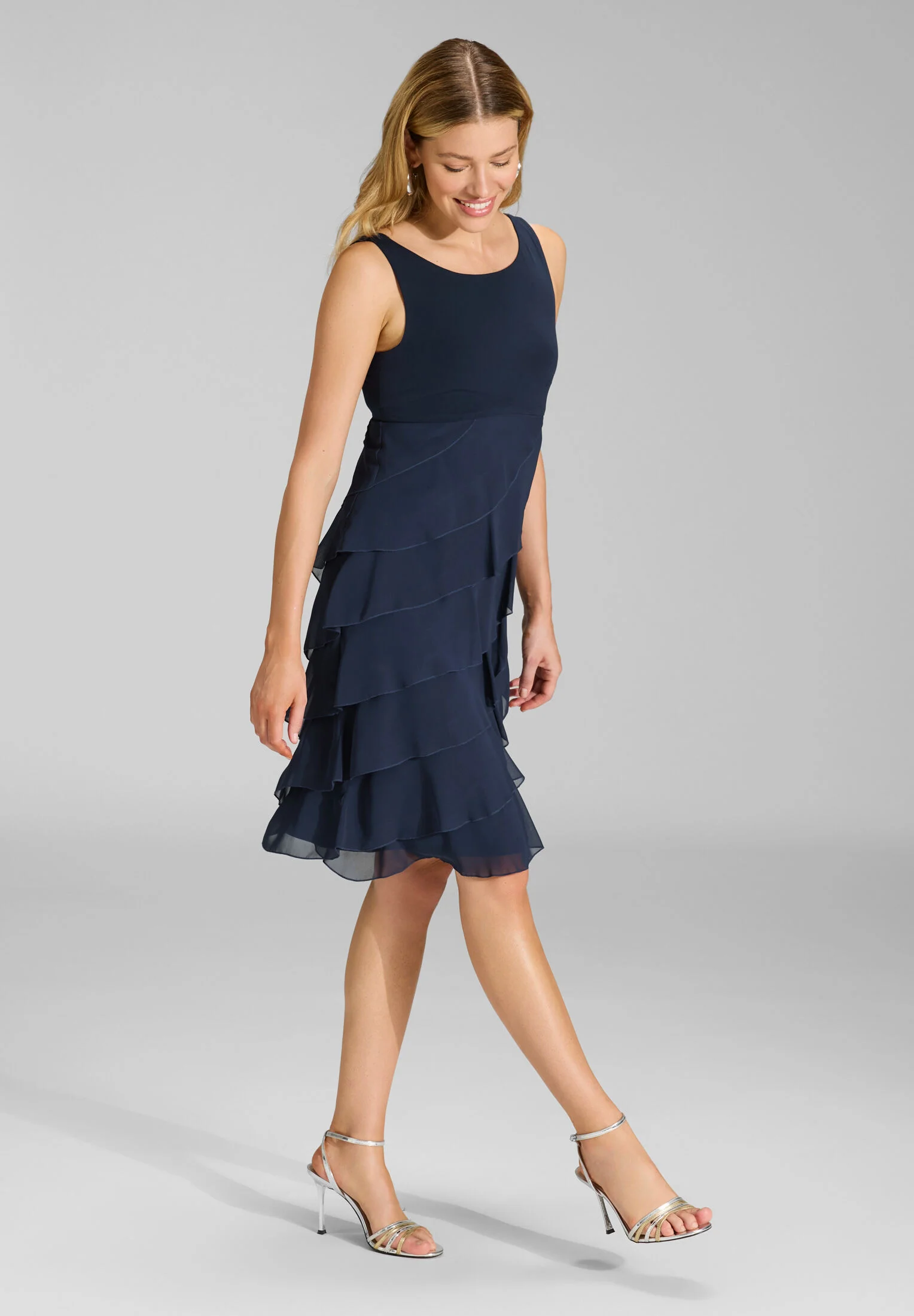 Cocktailkleid aus Materialmix - Image 11