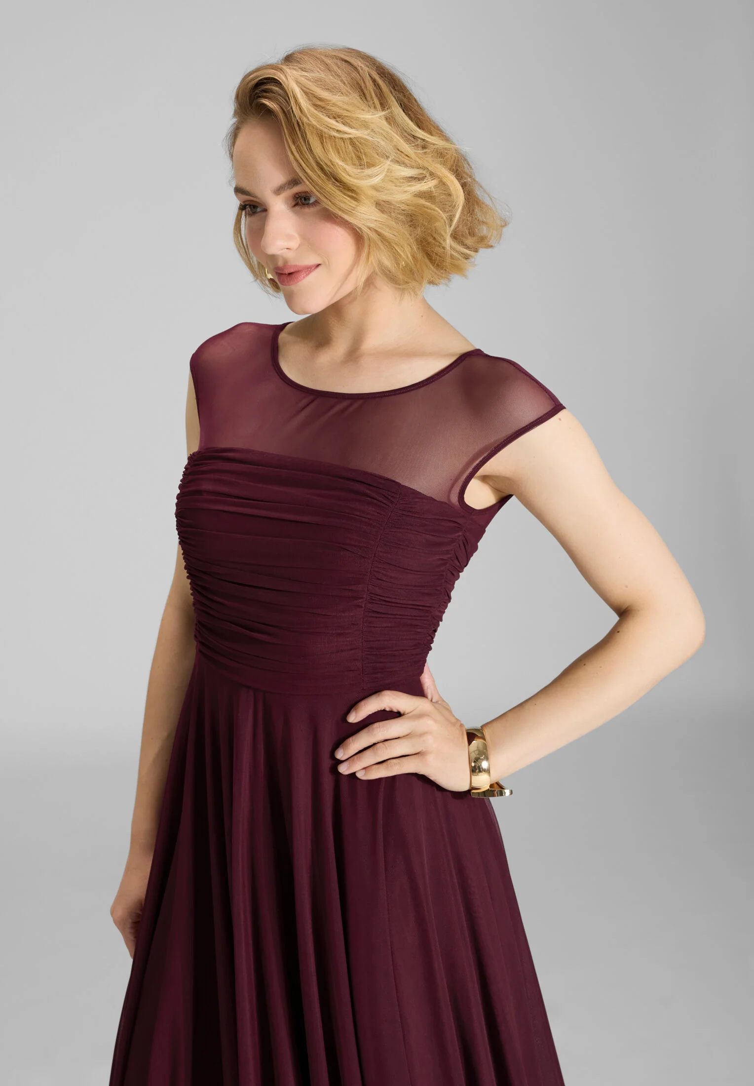 Cocktailkleid aus Mesh mit geraffter Korsage - Image 9