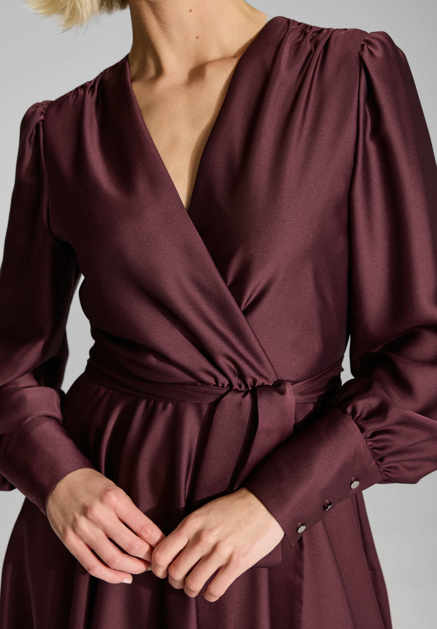 Cocktailkleid aus Satin mit breiten Manschetten, Wickel Oberteil und Tellerrock - Image 10