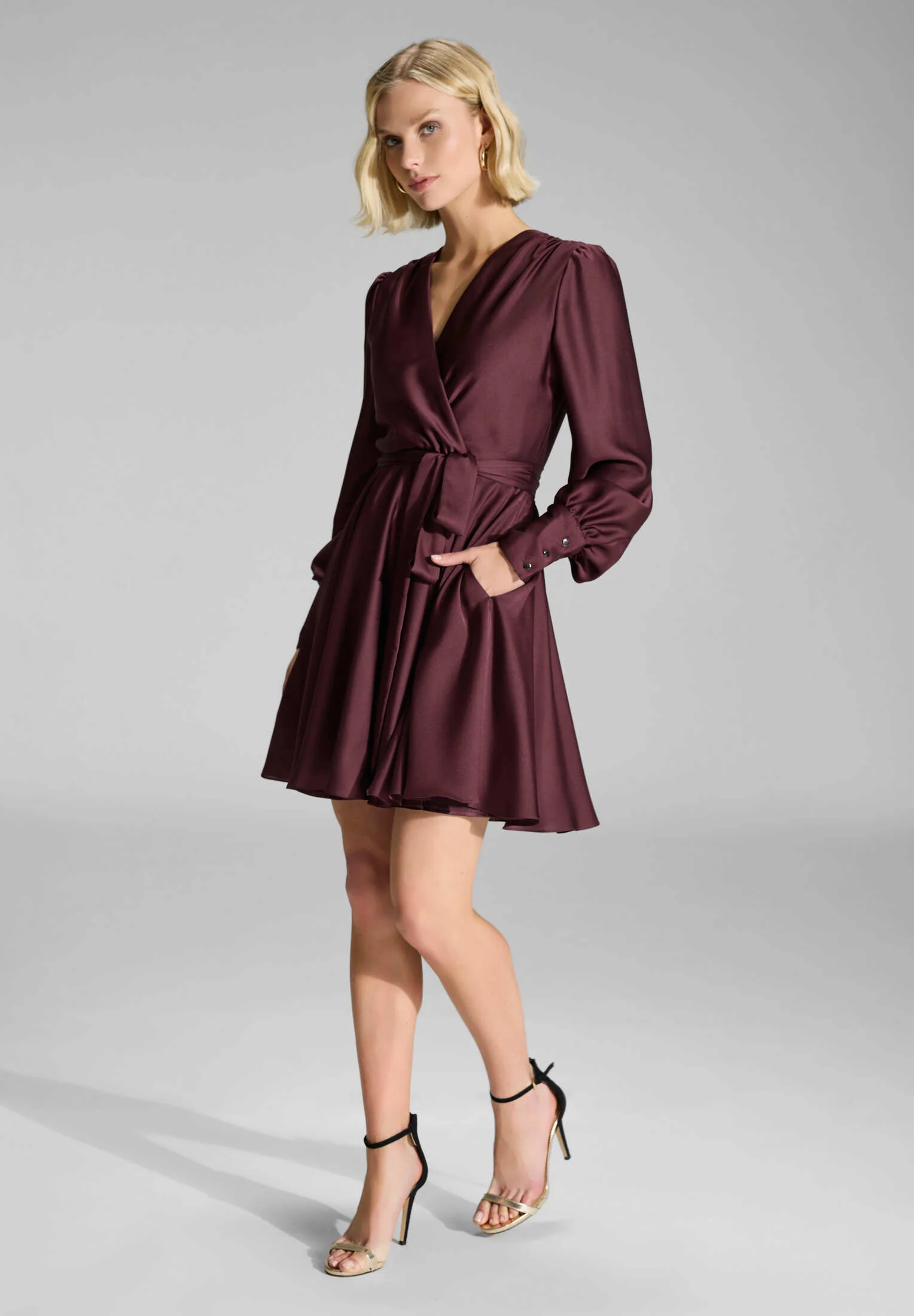 Cocktailkleid aus Satin mit breiten Manschetten, Wickel Oberteil und Tellerrock - Image 11