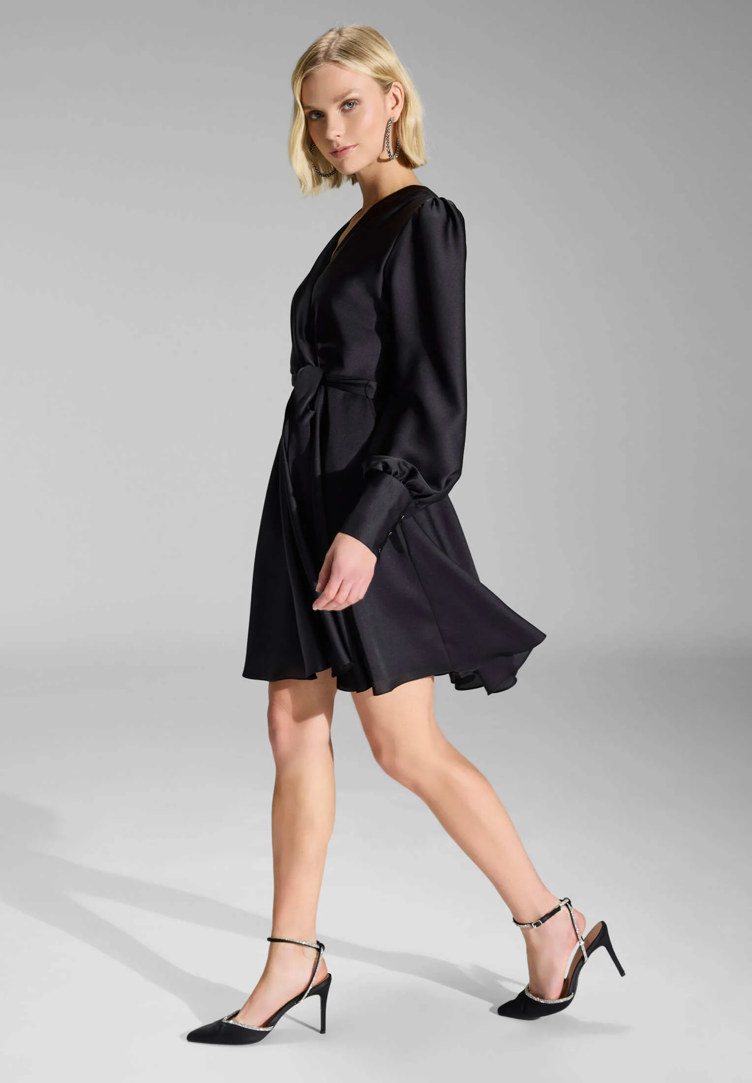 Cocktailkleid aus Satin mit breiten Manschetten, Wickel Oberteil und Tellerrock - Image 5