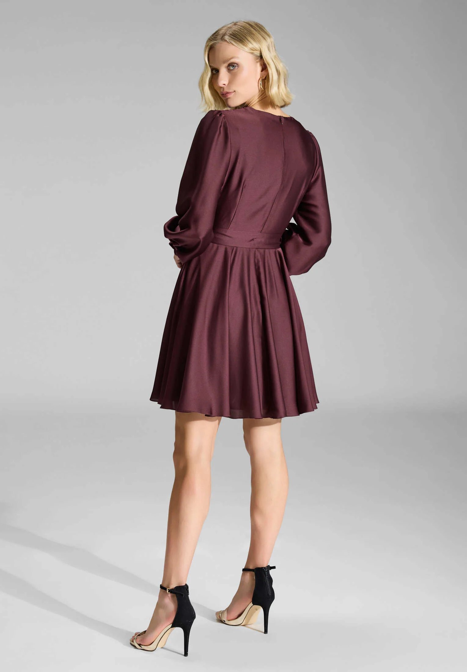 Cocktailkleid aus Satin mit breiten Manschetten, Wickel Oberteil und Tellerrock - Image 8