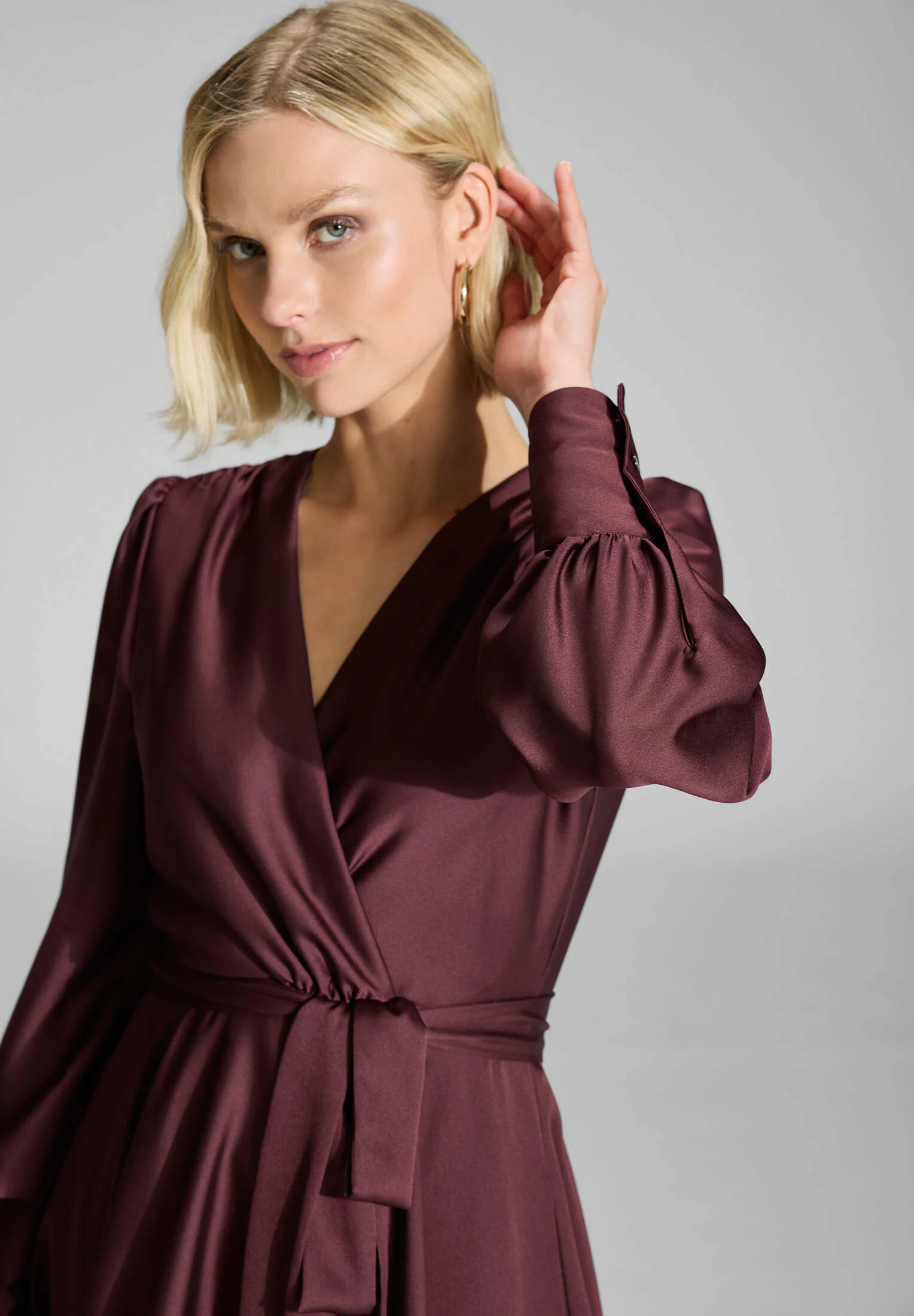 Cocktailkleid aus Satin mit breiten Manschetten, Wickel Oberteil und Tellerrock - Image 9