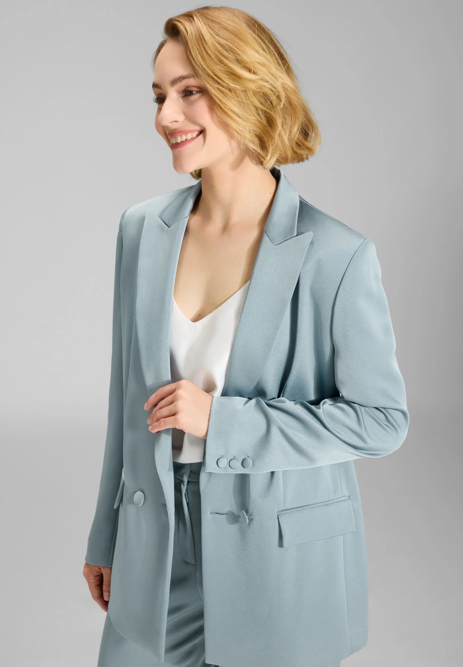 Doppelreihiger Blazer aus Satin - Image 3
