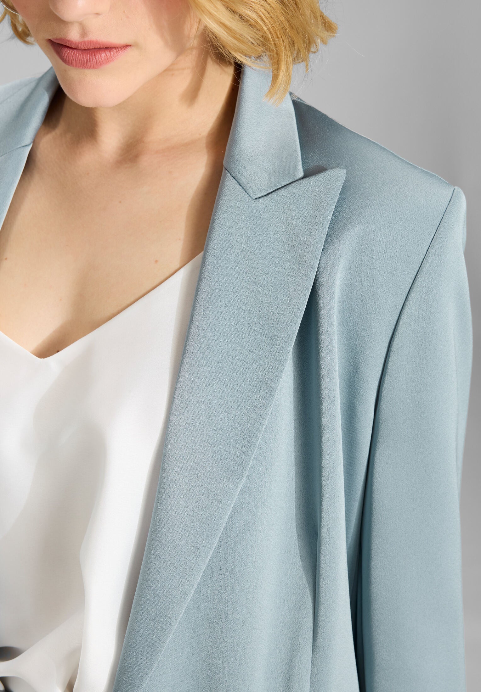 Doppelreihiger Blazer aus Satin - Image 4