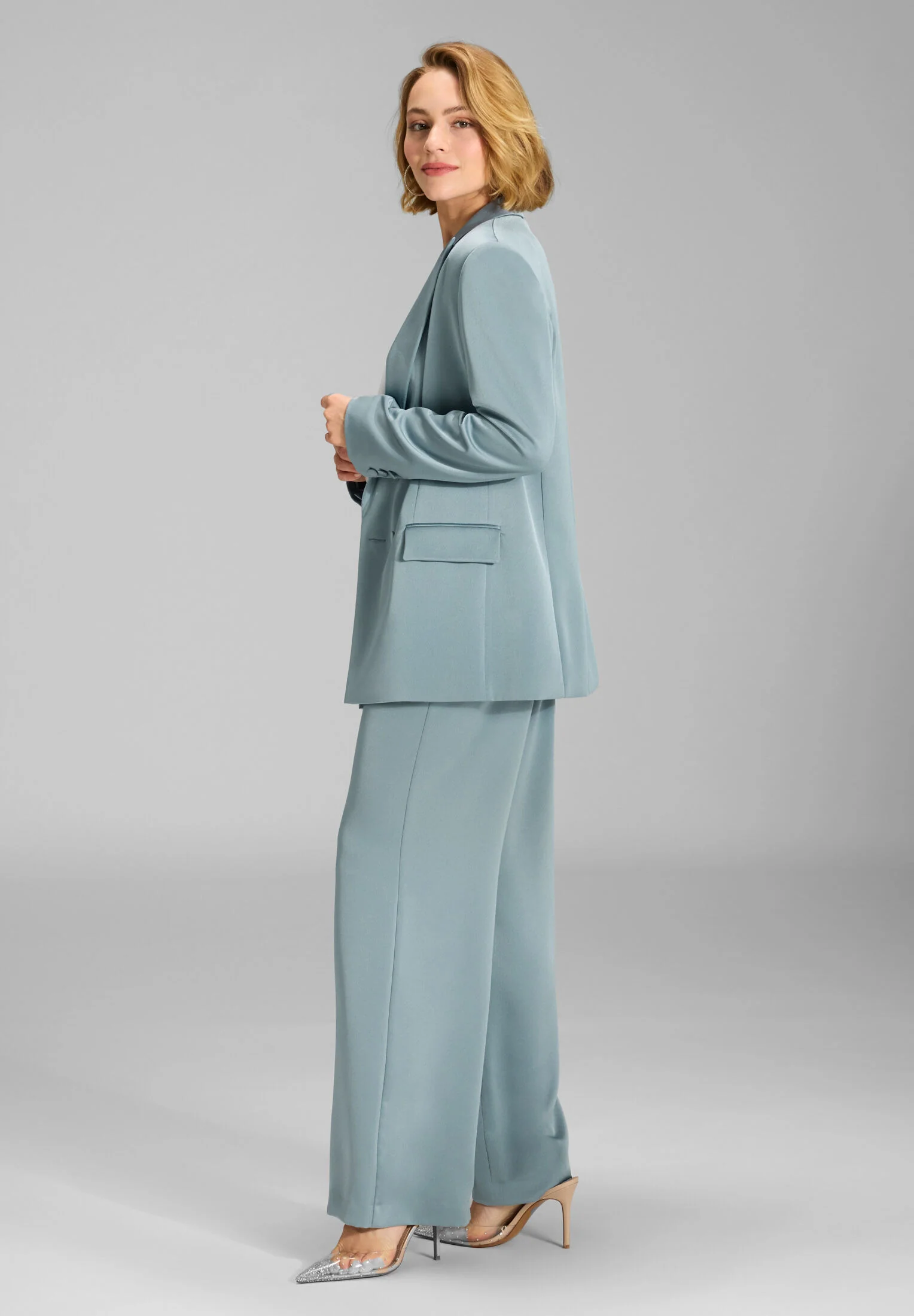 Doppelreihiger Blazer aus Satin - Image 5