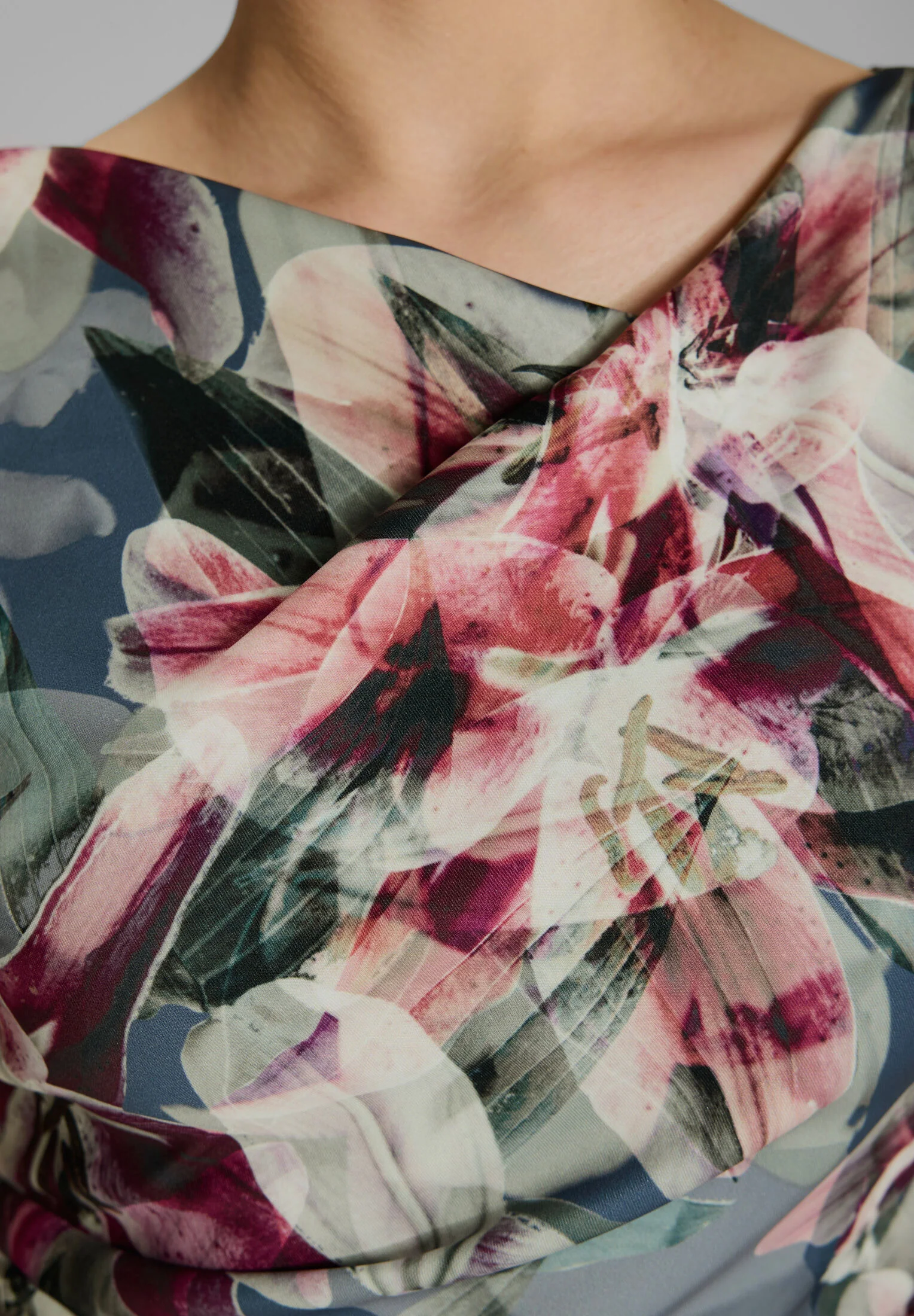 Etui Kleid aus bedrucktem Scuba mit Drapierung - Image 4