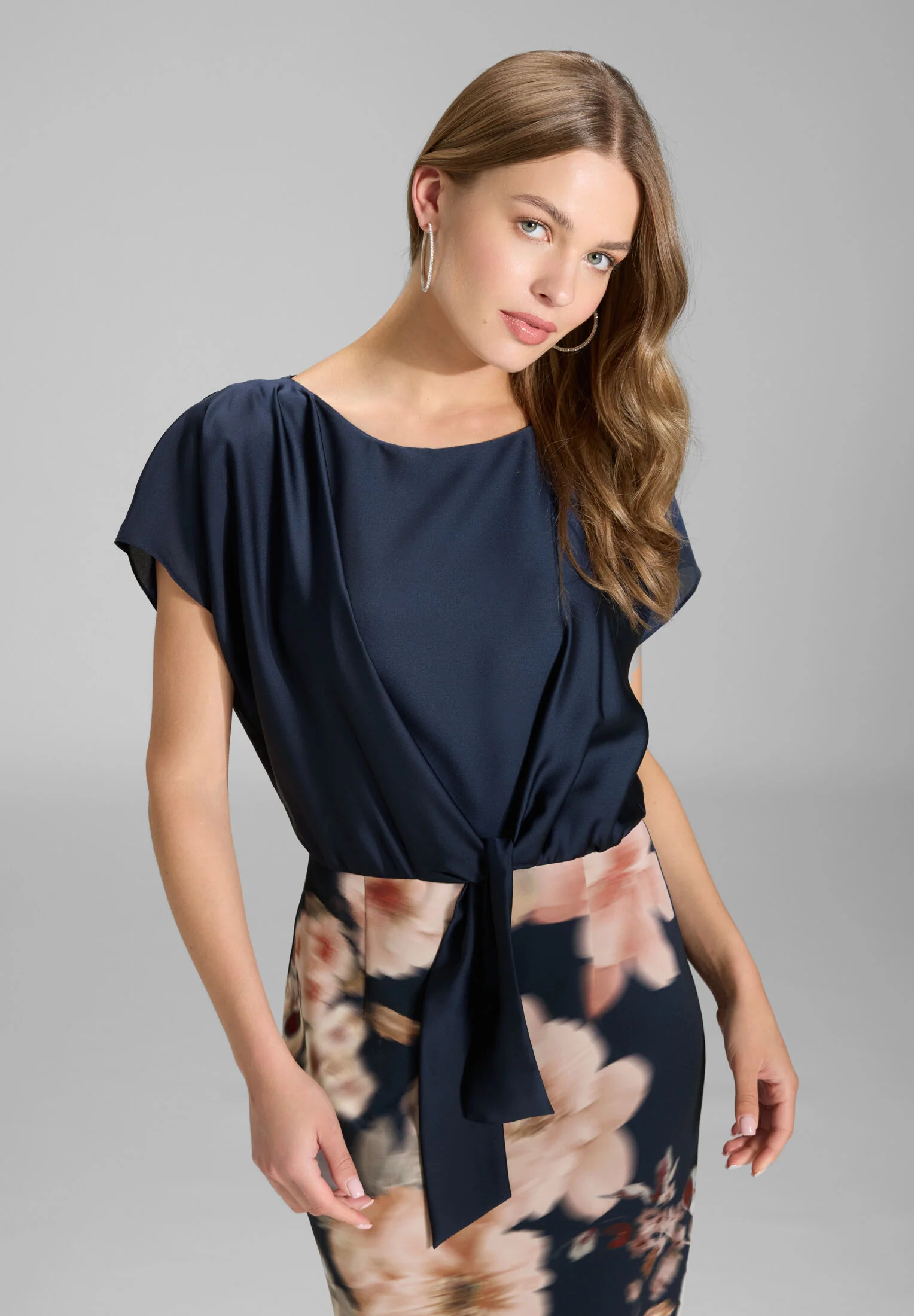 Etuikleid aus floral bedrucktem Scuba und Satin Top - Image 3