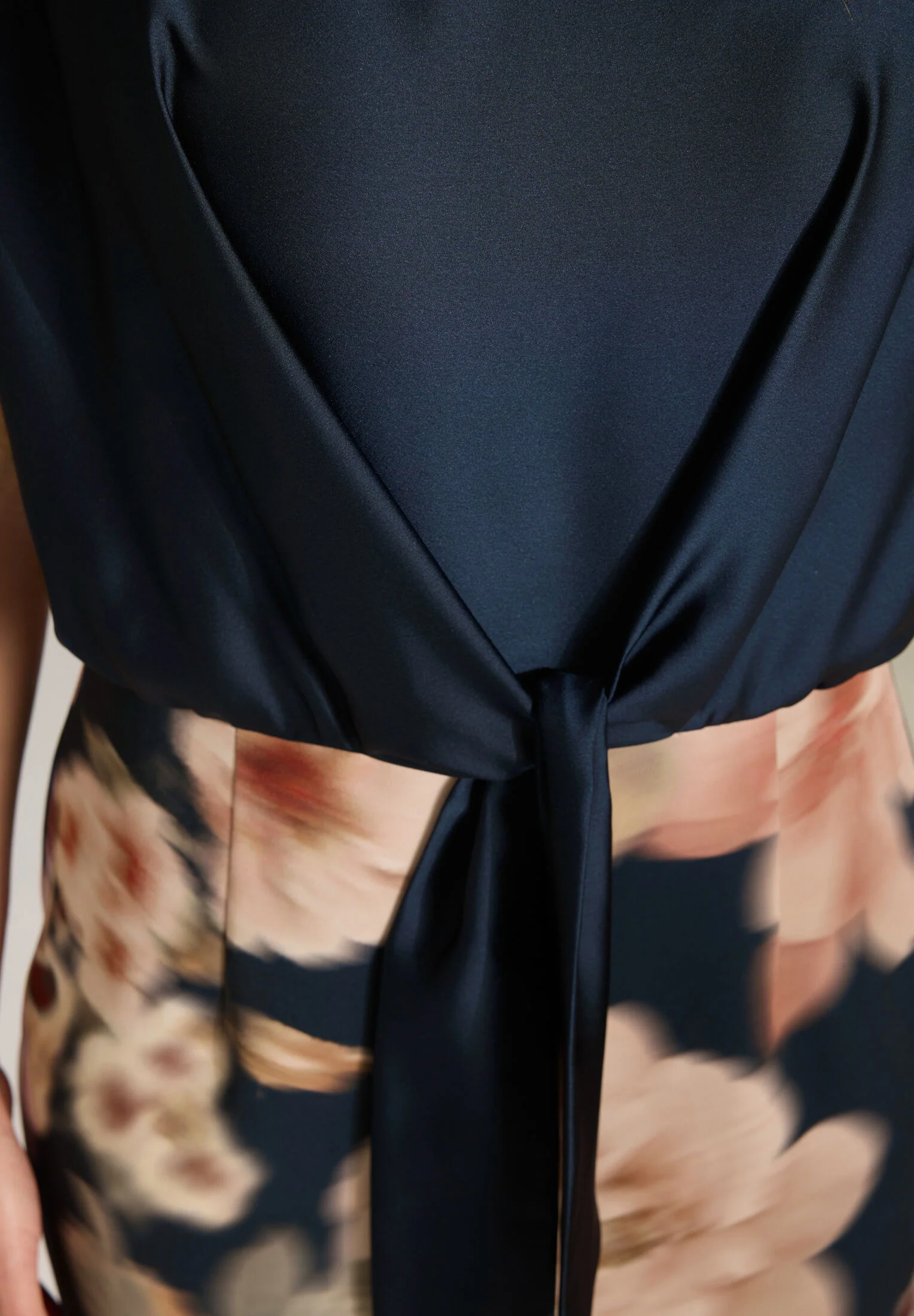 Etuikleid aus floral bedrucktem Scuba und Satin Top - Image 4