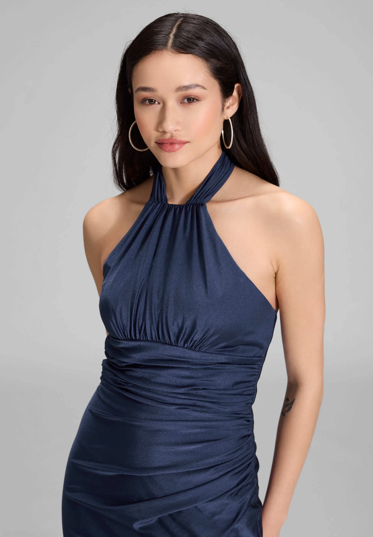 Figurbetontes Neckholder-Kleid aus Jersey - Image 3