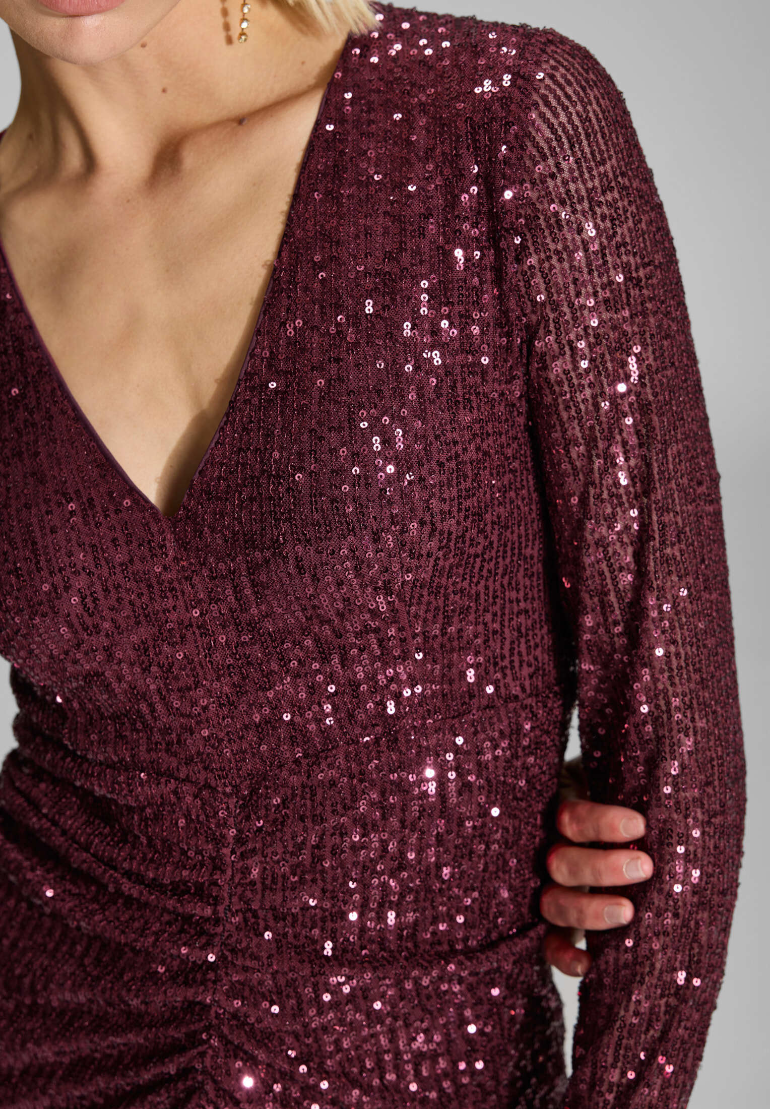 Gerafftes Abendkleid aus elastischer Paillette - Image 10