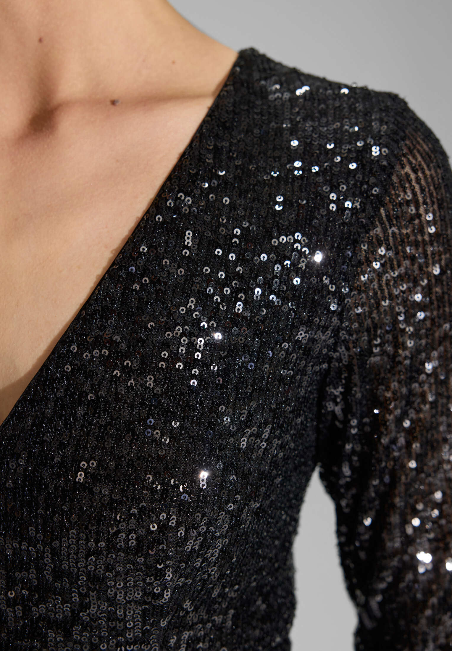 Gerafftes Abendkleid aus elastischer Paillette - Image 4