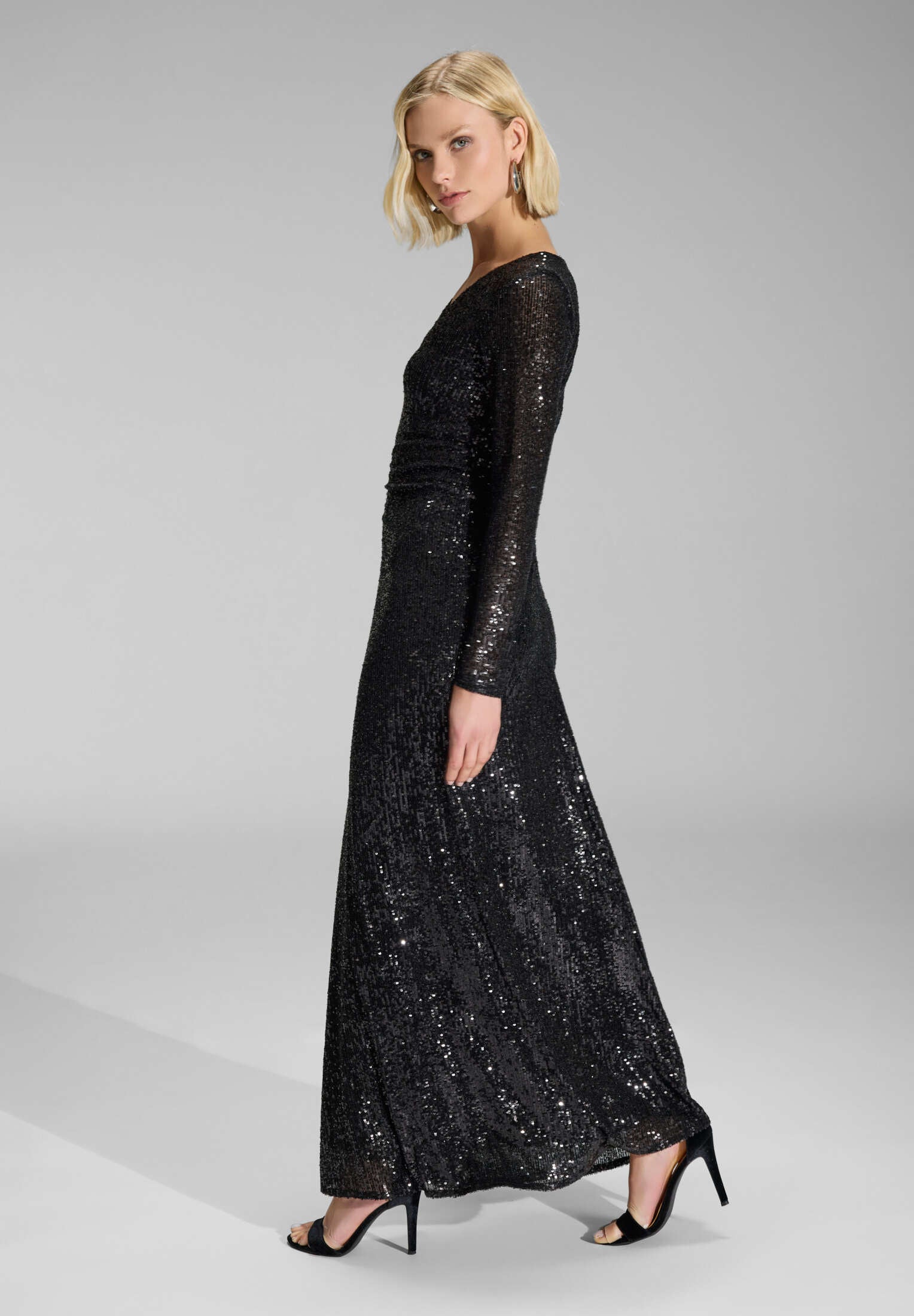 Gerafftes Abendkleid aus elastischer Paillette - Image 5