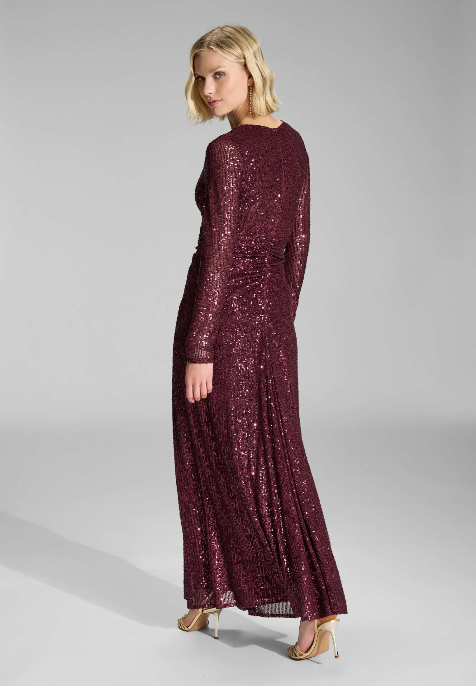 Gerafftes Abendkleid aus elastischer Paillette - Image 8