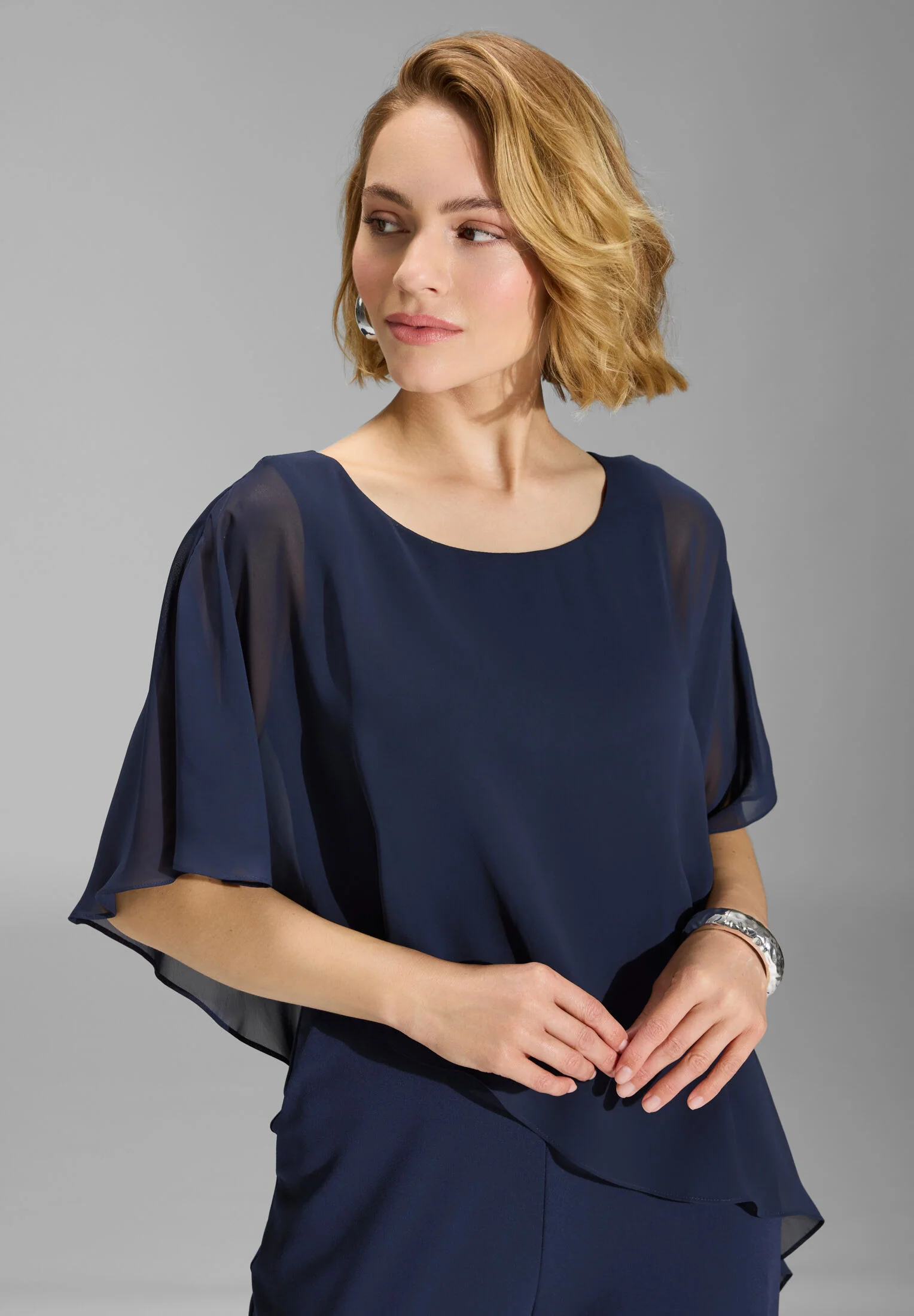 Jumpsuit aus Crepe Jersey mit Chiffon Überwurf - Image 3