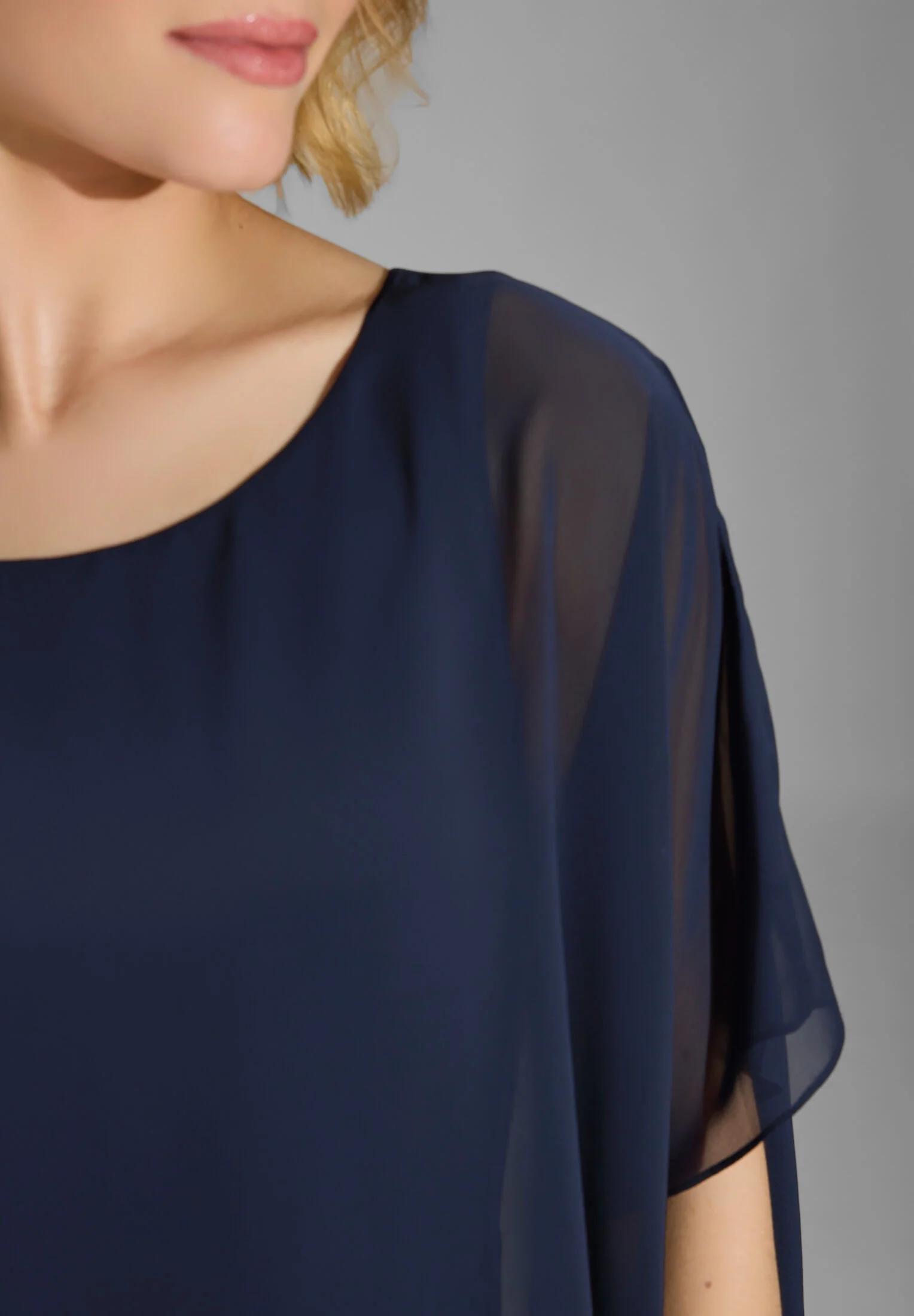 Jumpsuit aus Crepe Jersey mit Chiffon Überwurf - Image 4