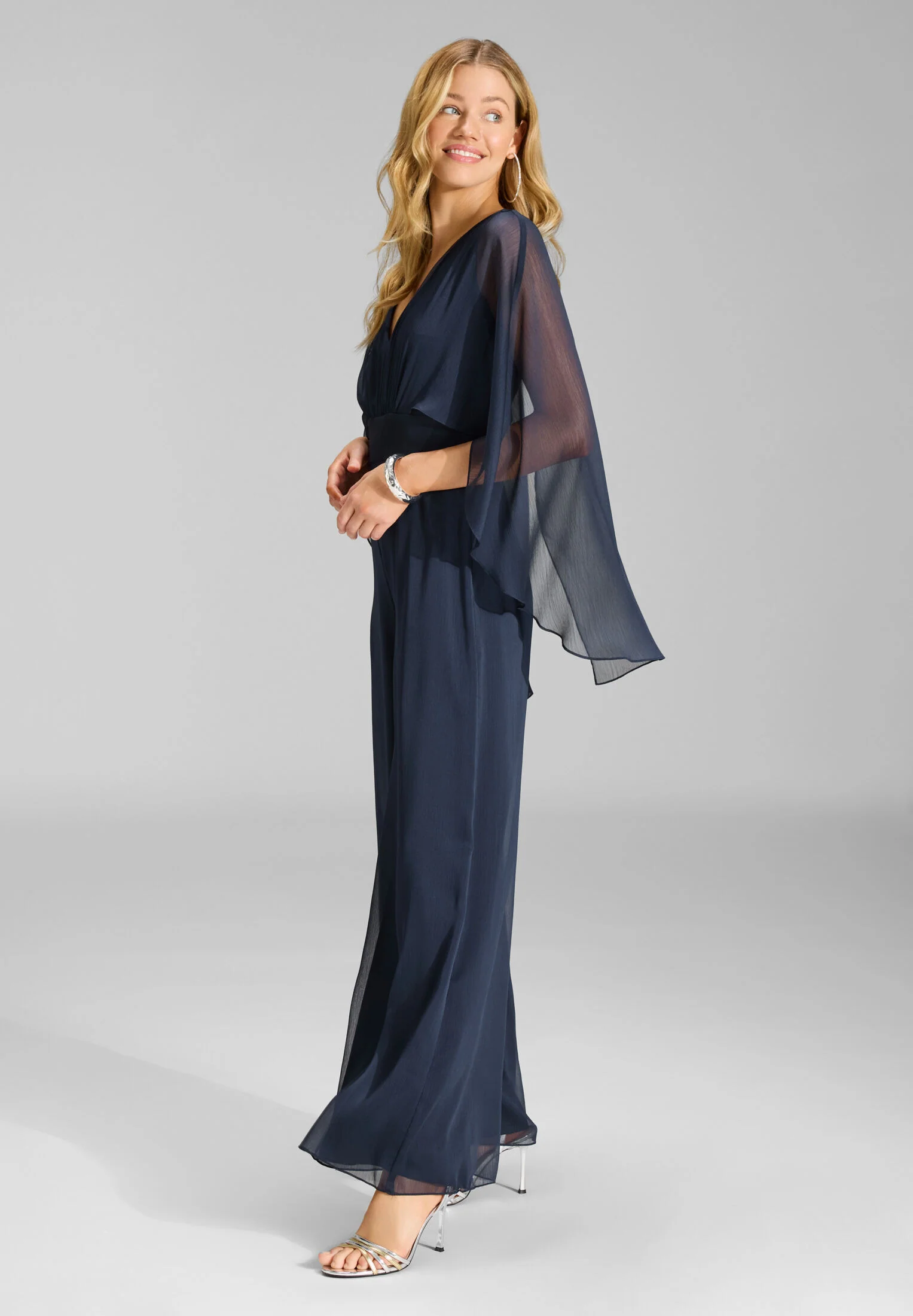 Jumpsuit aus Crinkle Chiffon mit angeschnittenem Cape - Image 5