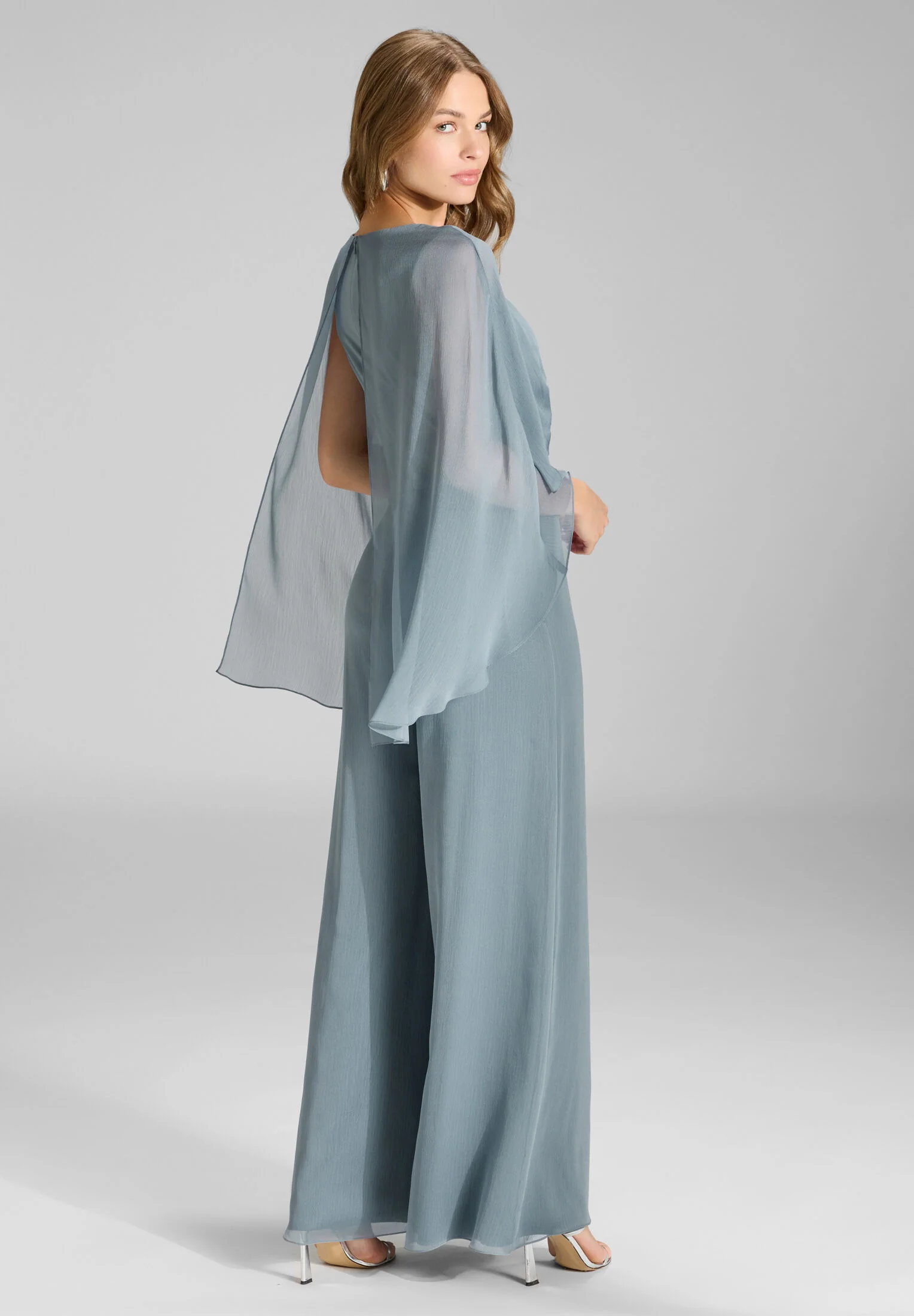 Jumpsuit aus Crinkle Chiffon mit angeschnittenem Cape - Image 8