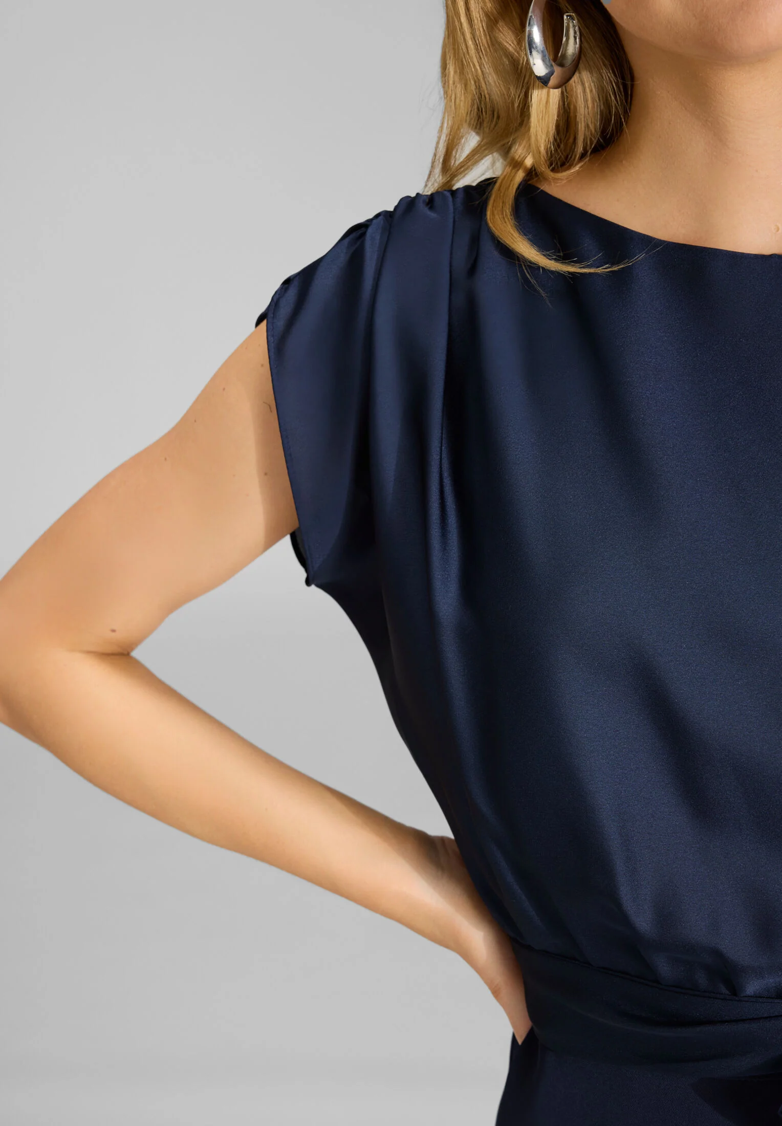 Jumpsuit aus Material-Mix - Image 10