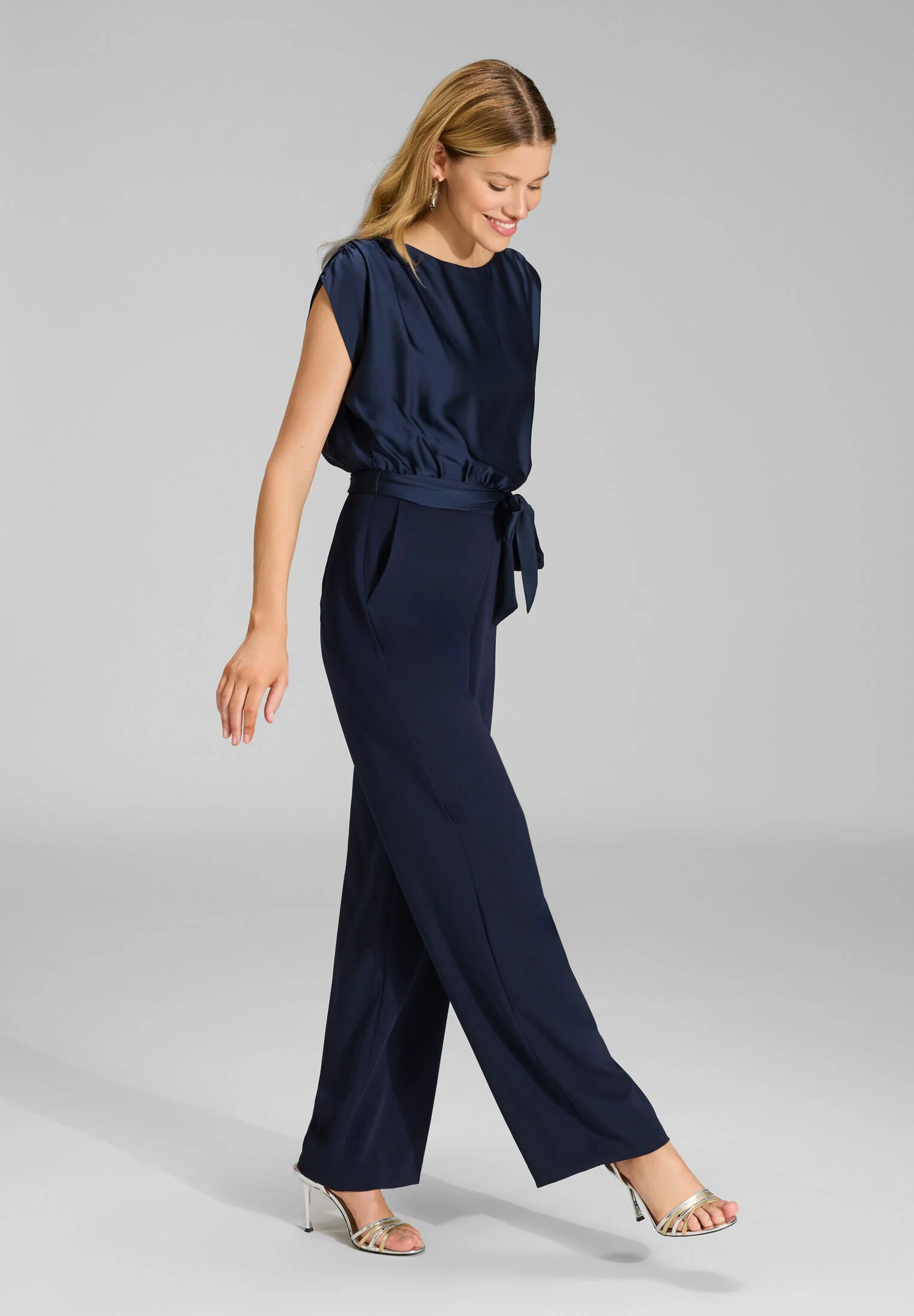 Jumpsuit aus Material-Mix - Image 11