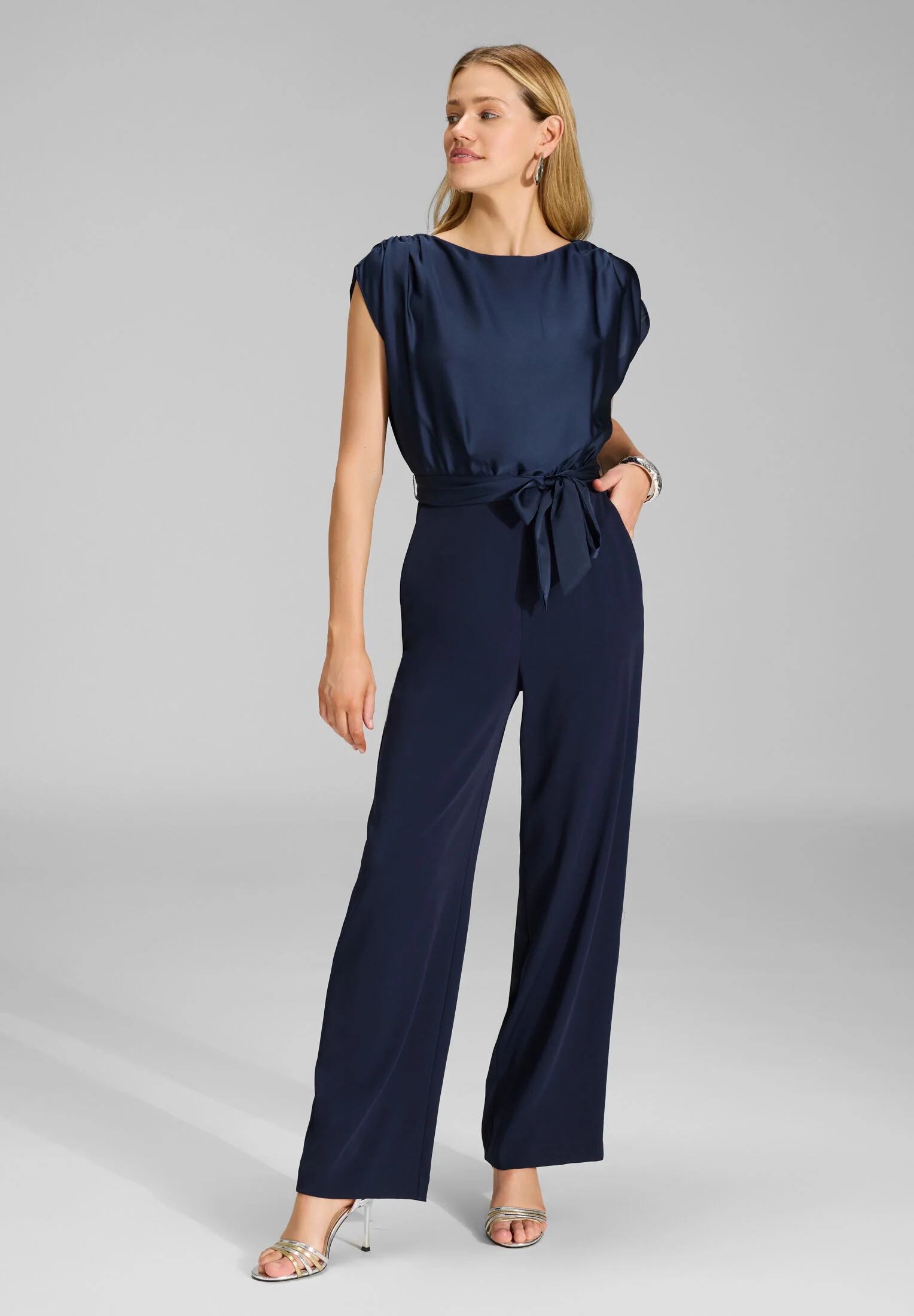 Jumpsuit aus Material-Mix - Image 7