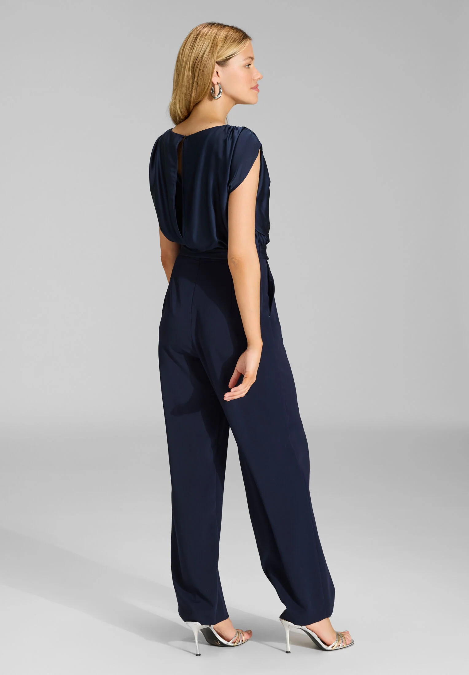 Jumpsuit aus Material-Mix - Image 8