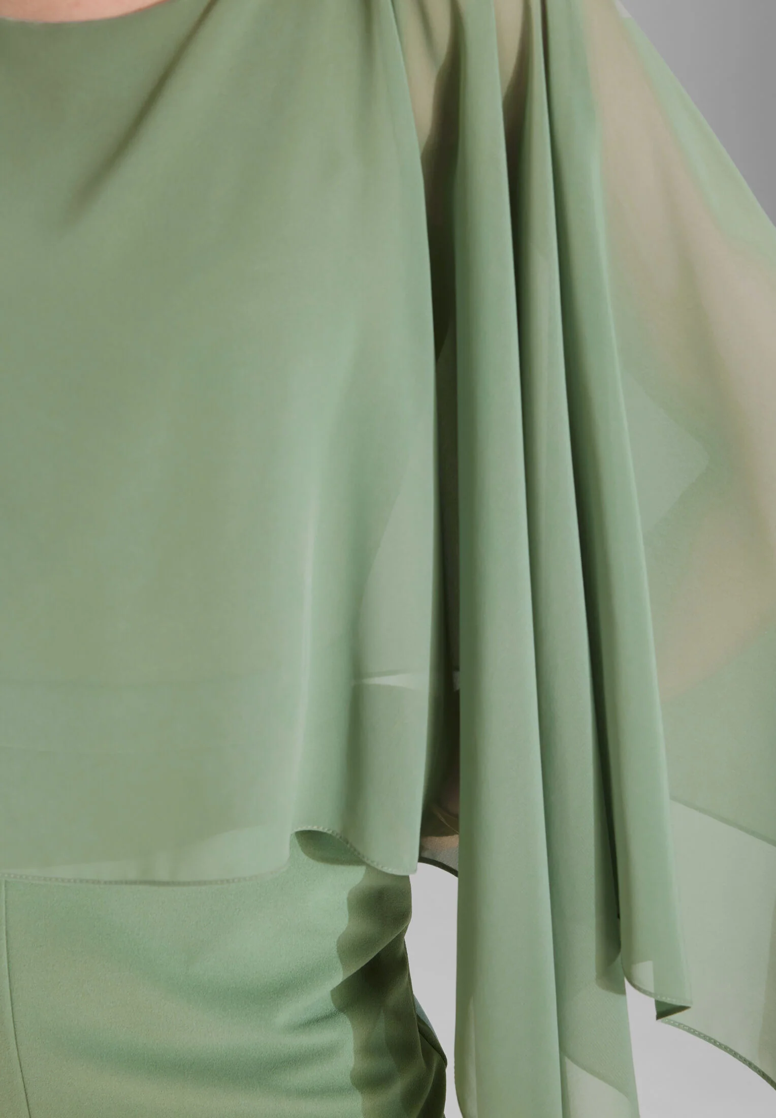 Jumpsuit mit Chiffon Cape - Image 4