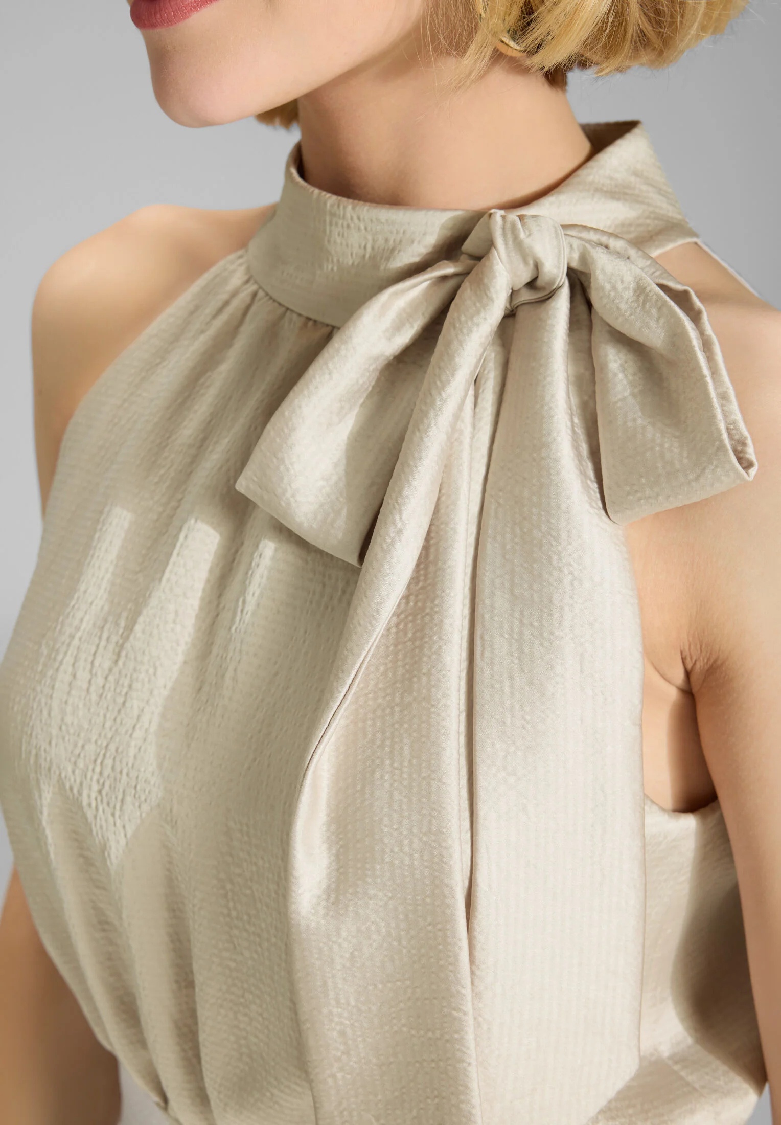 Jumpsuit mit Schluppe aus gehämmertem Satin - Image 4