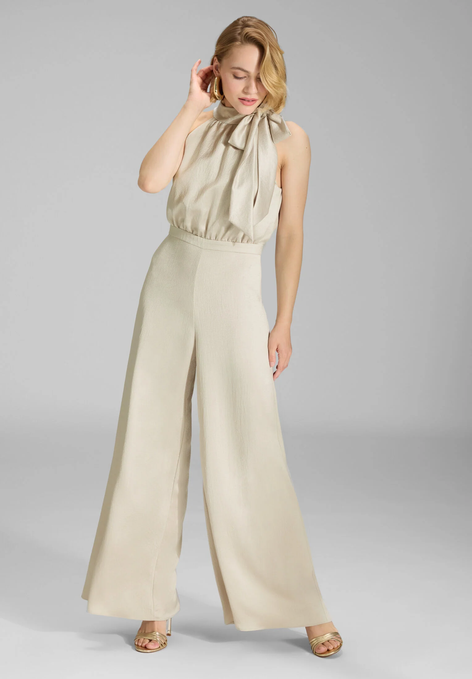 Jumpsuit mit Schluppe aus gehämmertem Satin - Image 5