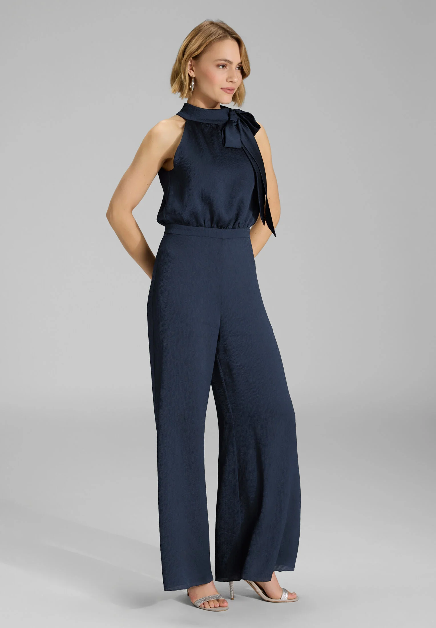 Jumpsuit mit Schluppe aus Satin - Image 10