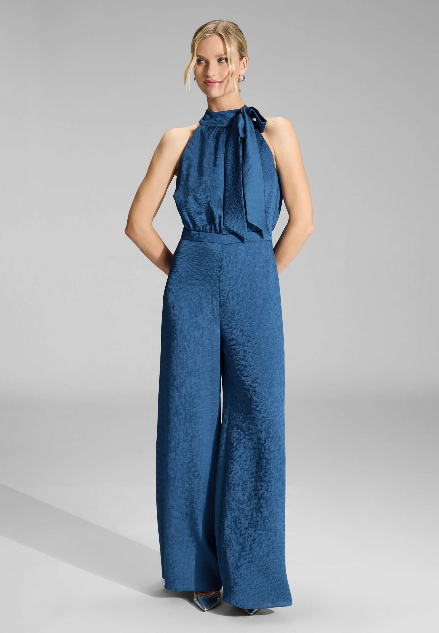 Jumpsuit mit Schluppe aus Satin - Image 13