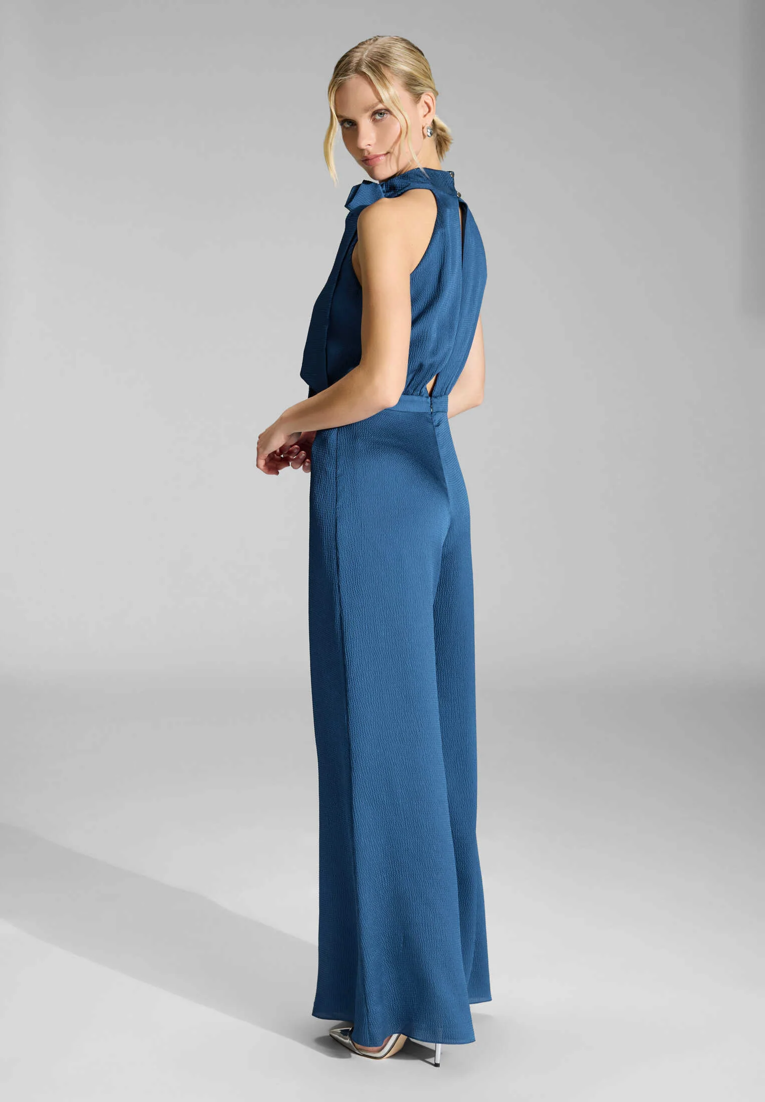 Jumpsuit mit Schluppe aus Satin - Image 14