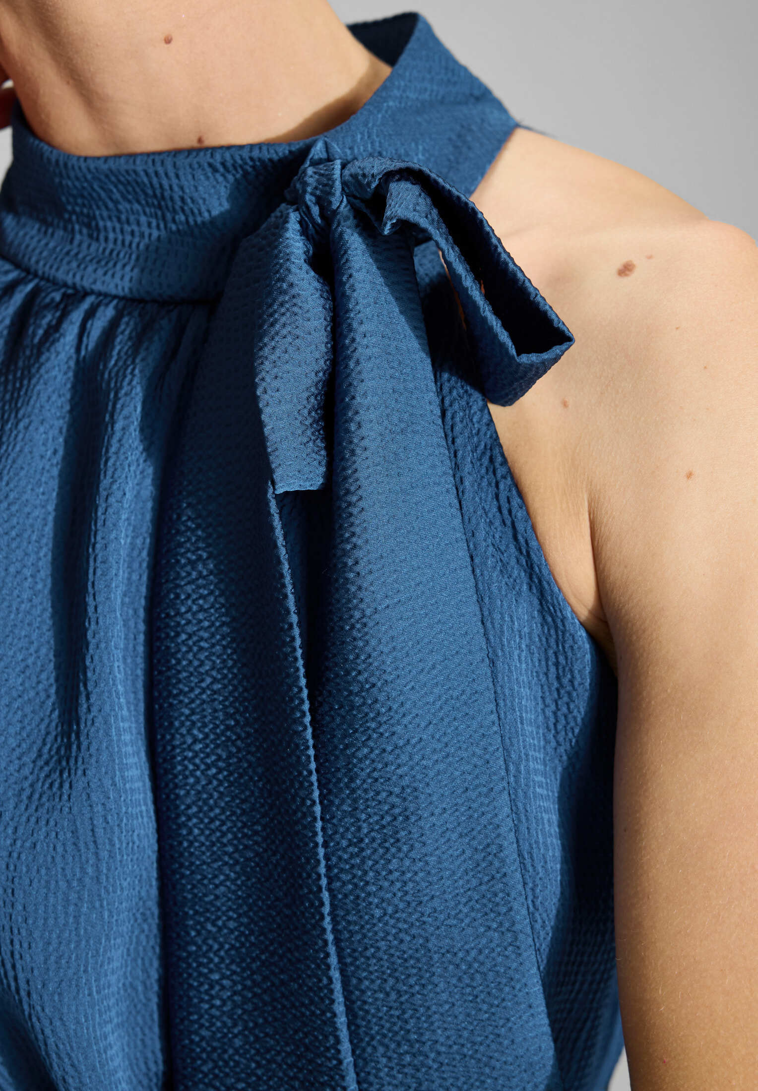 Jumpsuit mit Schluppe aus Satin - Image 16