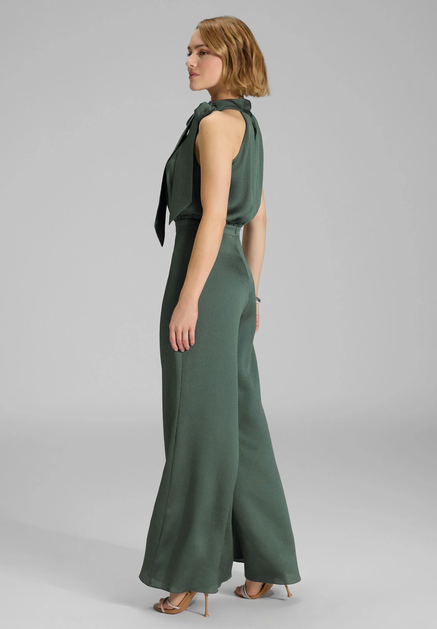Jumpsuit mit Schluppe aus Satin - Image 20