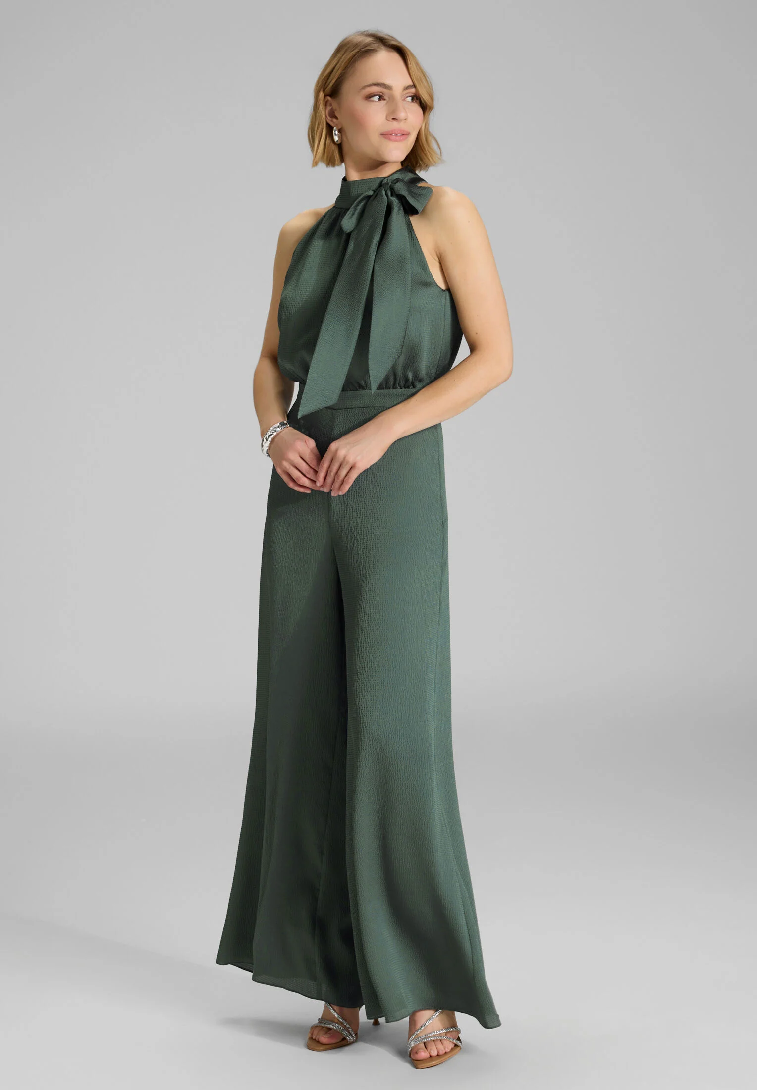 Jumpsuit mit Schluppe aus Satin - Image 23