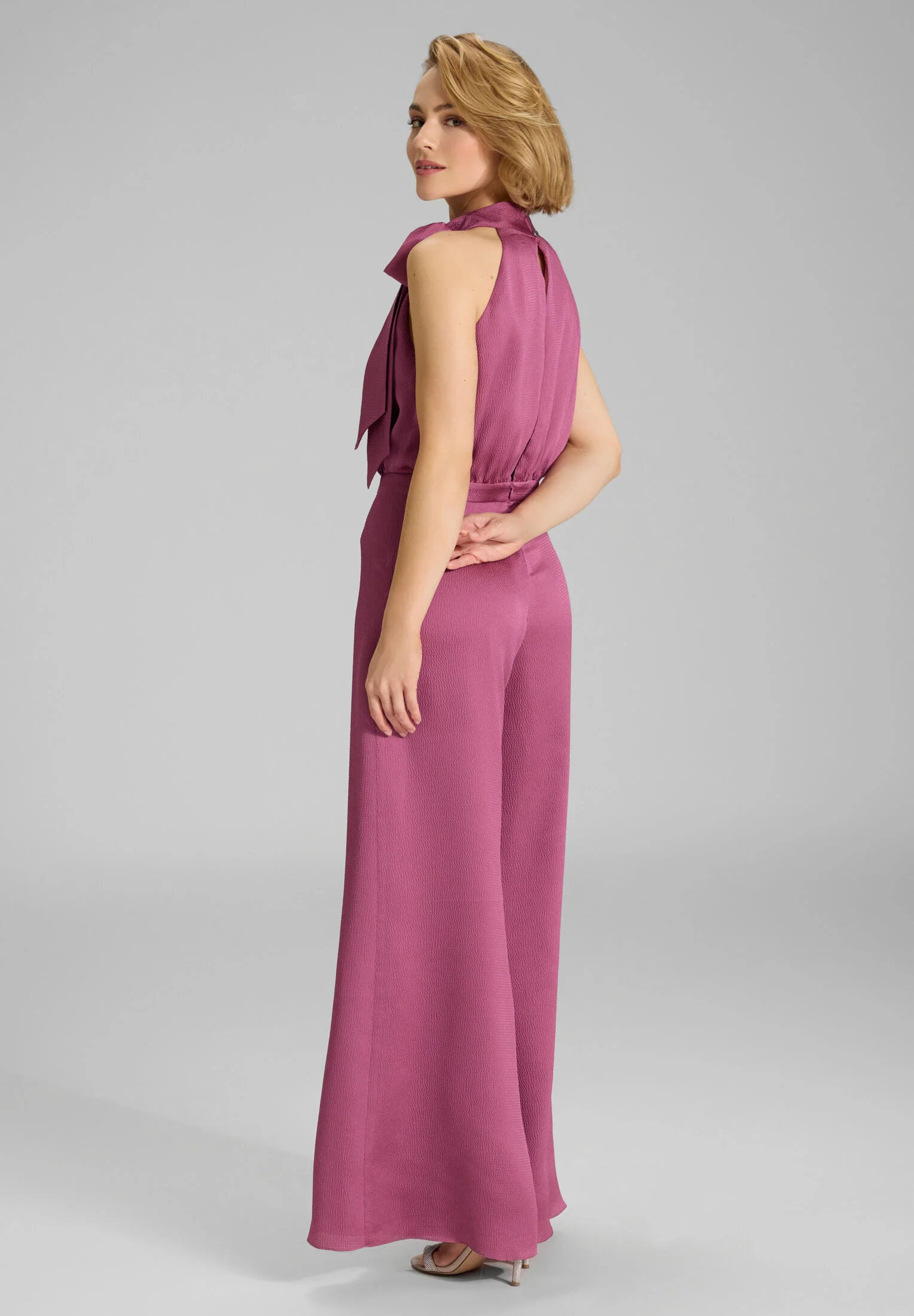 Jumpsuit mit Schluppe aus Satin - Image 26