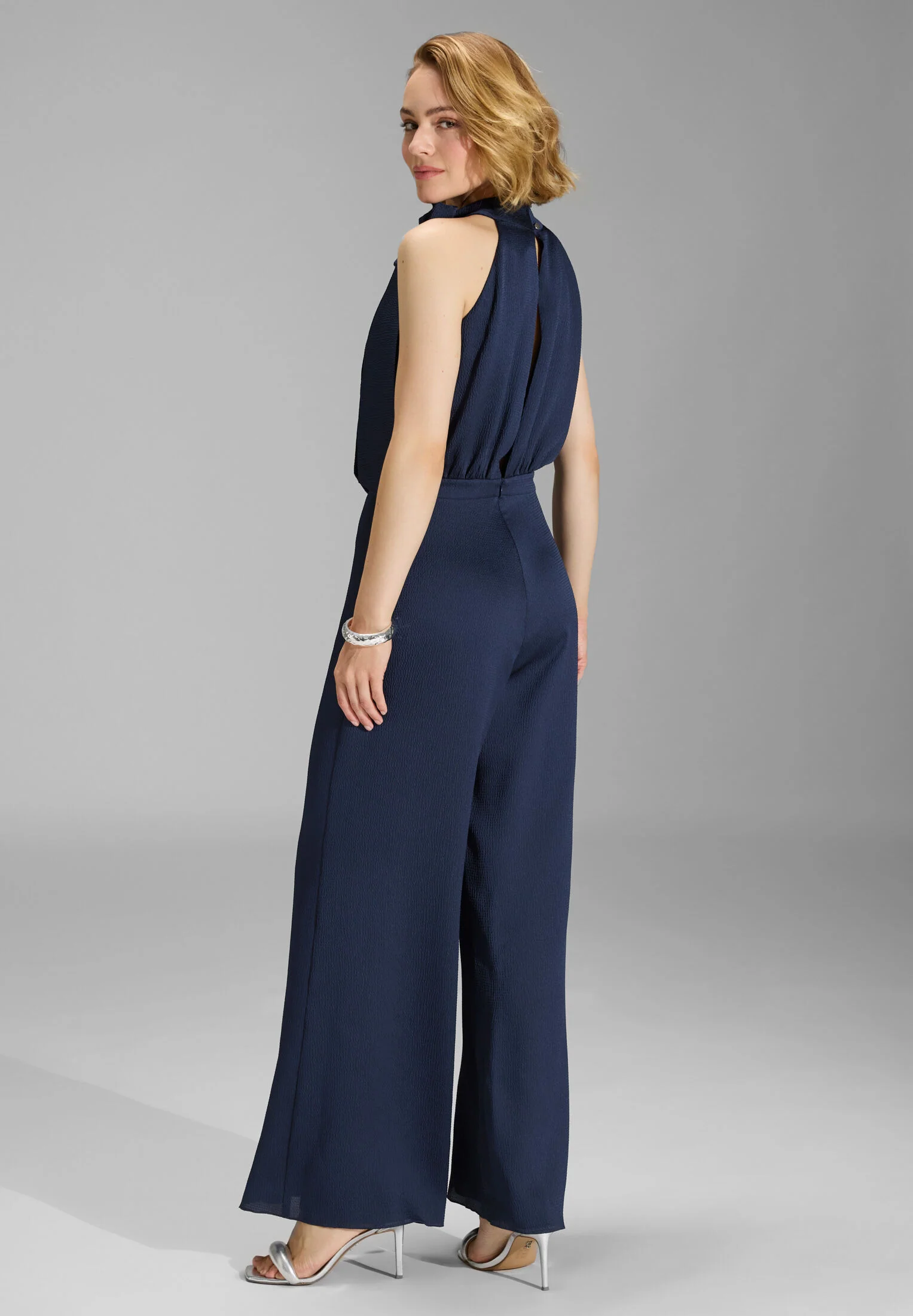 Jumpsuit mit Schluppe aus Satin - Image 3
