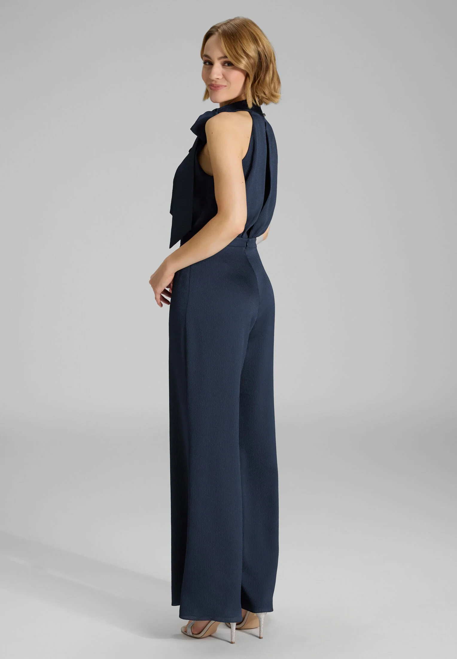 Jumpsuit mit Schluppe aus Satin - Image 4