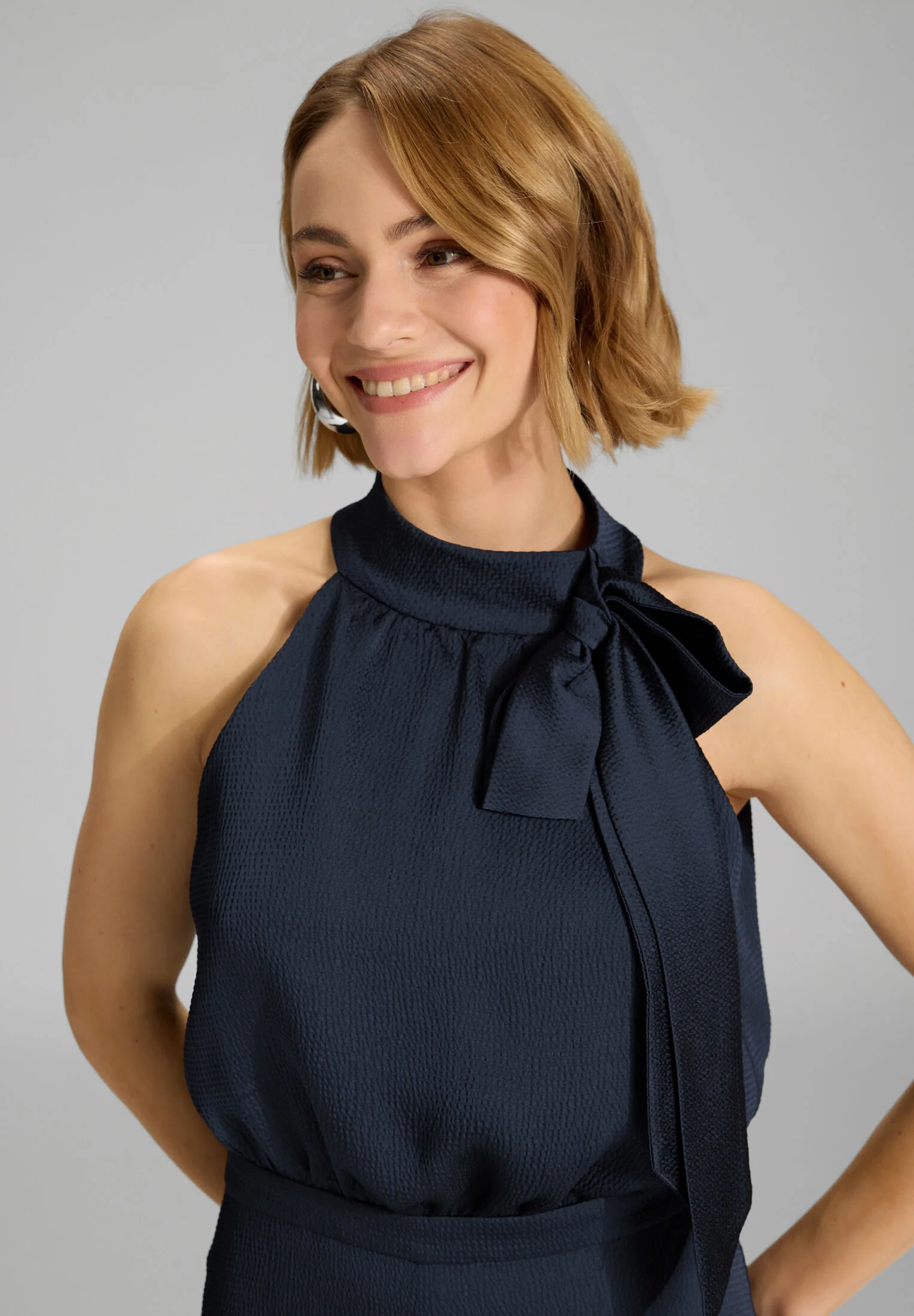 Jumpsuit mit Schluppe aus Satin - Image 6