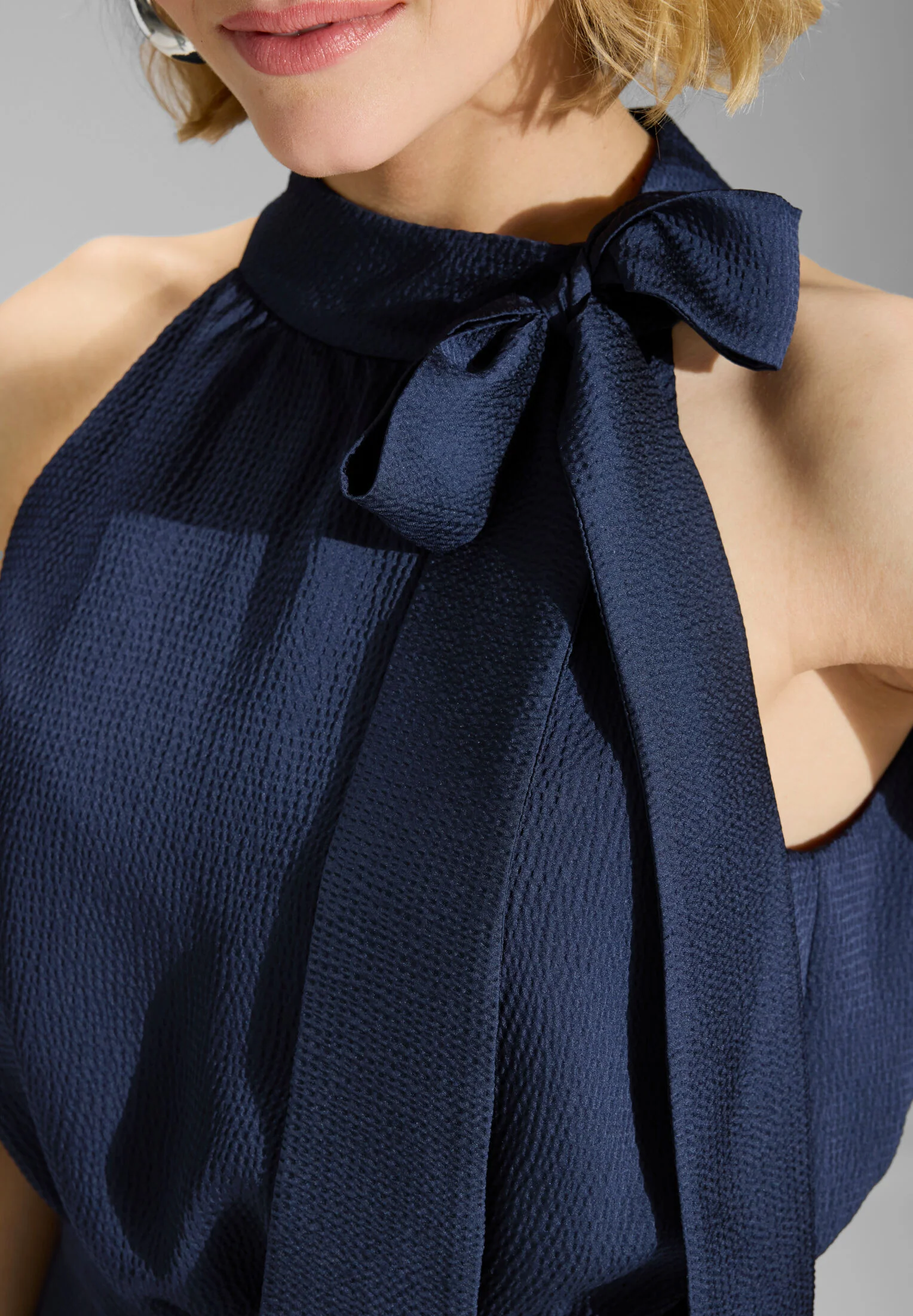 Jumpsuit mit Schluppe aus Satin - Image 7