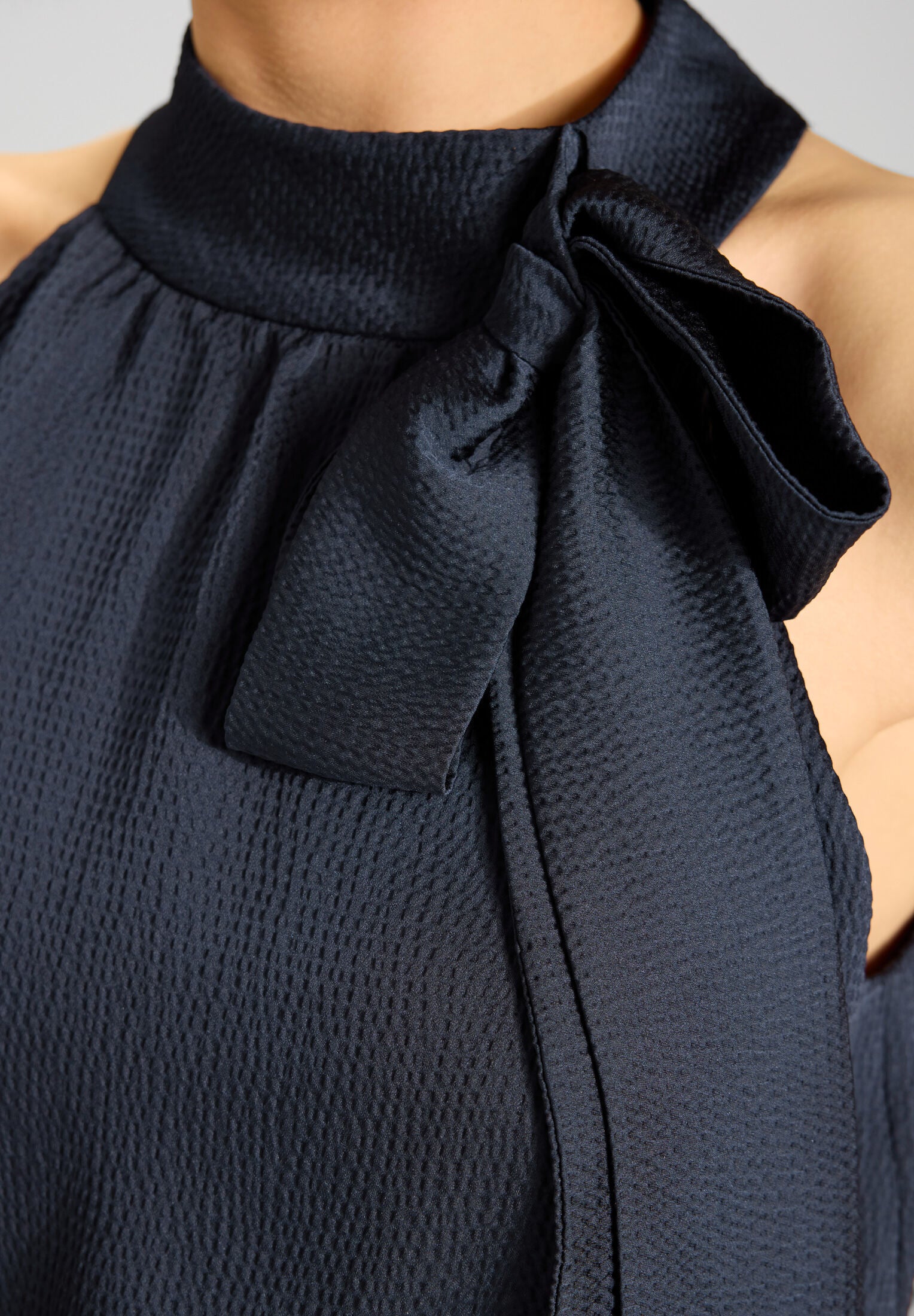 Jumpsuit mit Schluppe aus Satin - Image 8