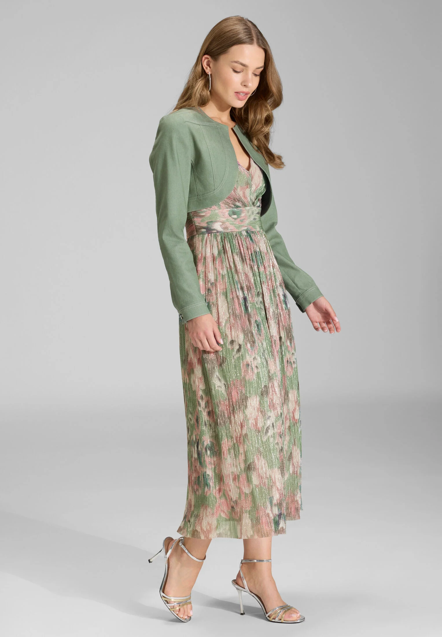 kurze Jeansjacke aus Stretch Denim - Image 11