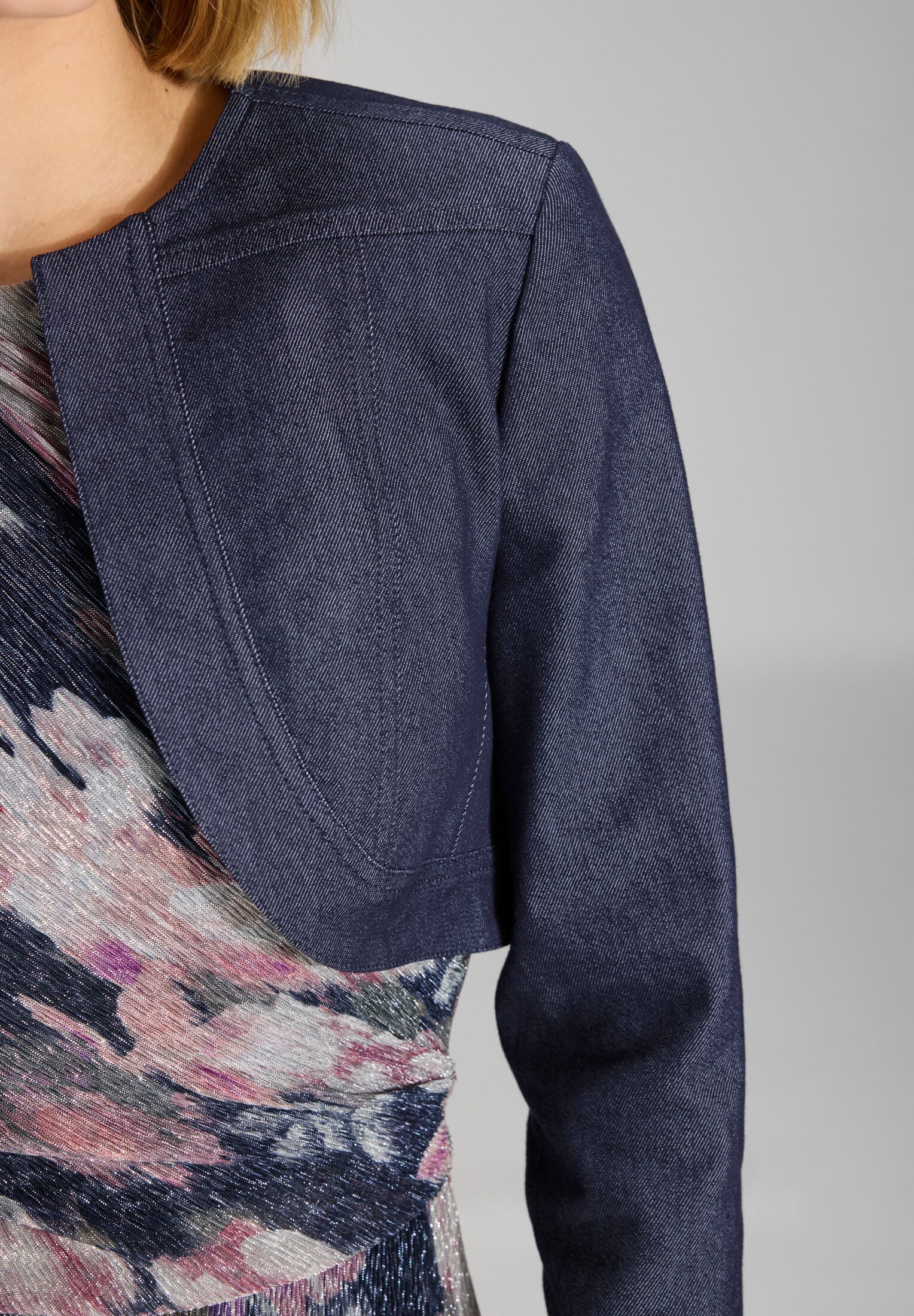 kurze Jeansjacke aus Stretch Denim - Image 4