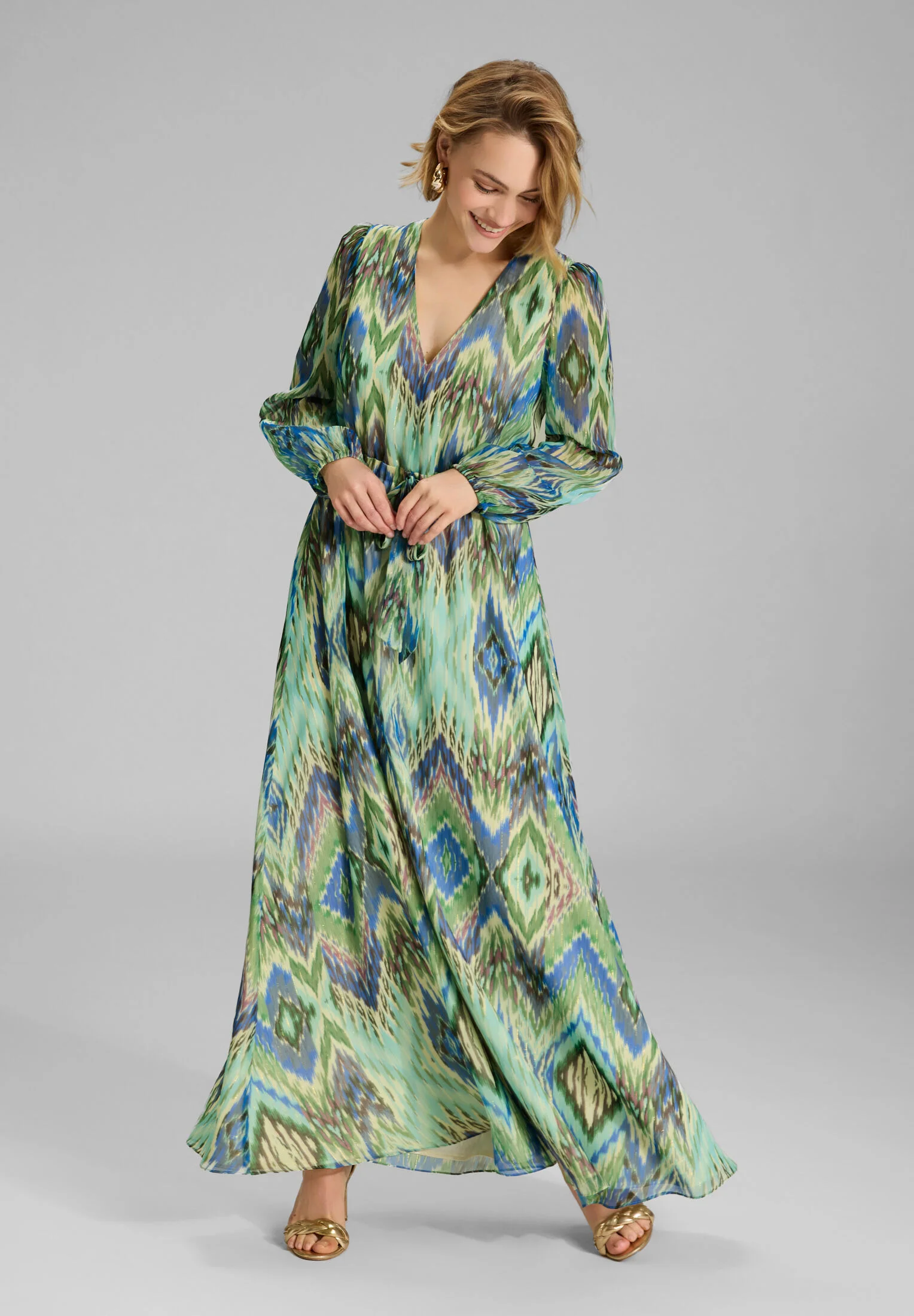 Maxikleid mit langen Ärmeln aus Chiffon mit Zick Zack Print - Image 5