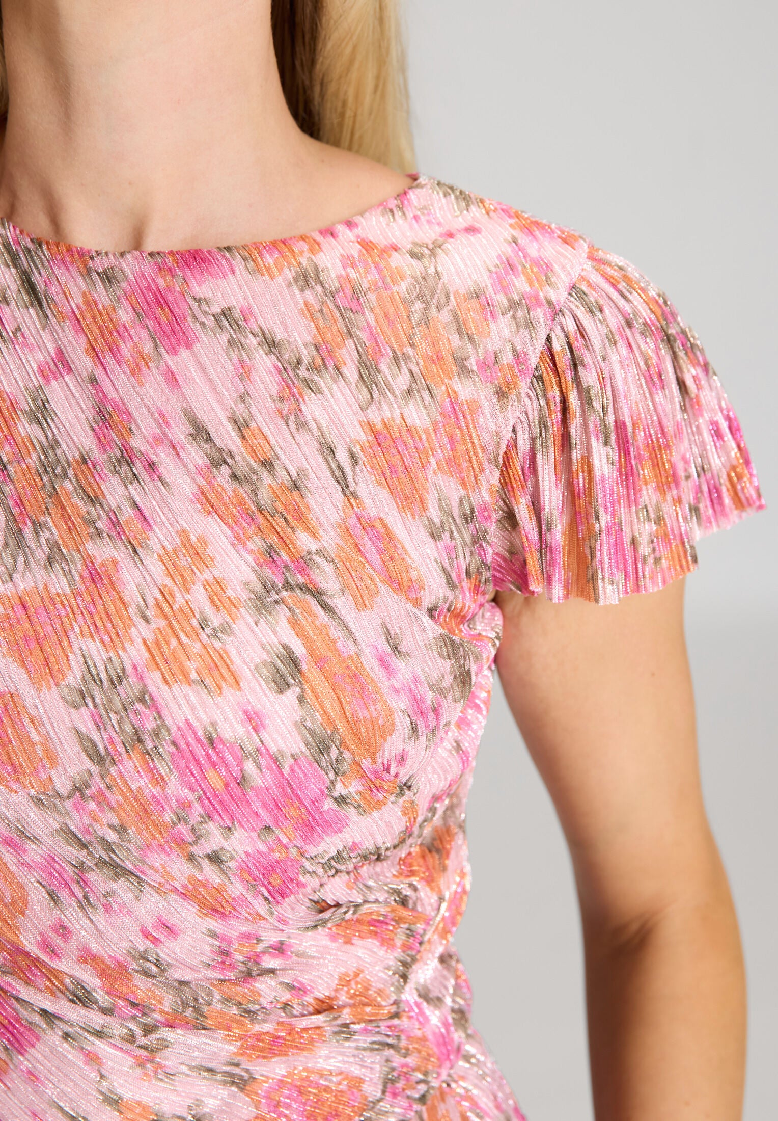 Midi Kleid aus bedrucktem Plissee Jersey mit kurzen Ärmeln - Image 4