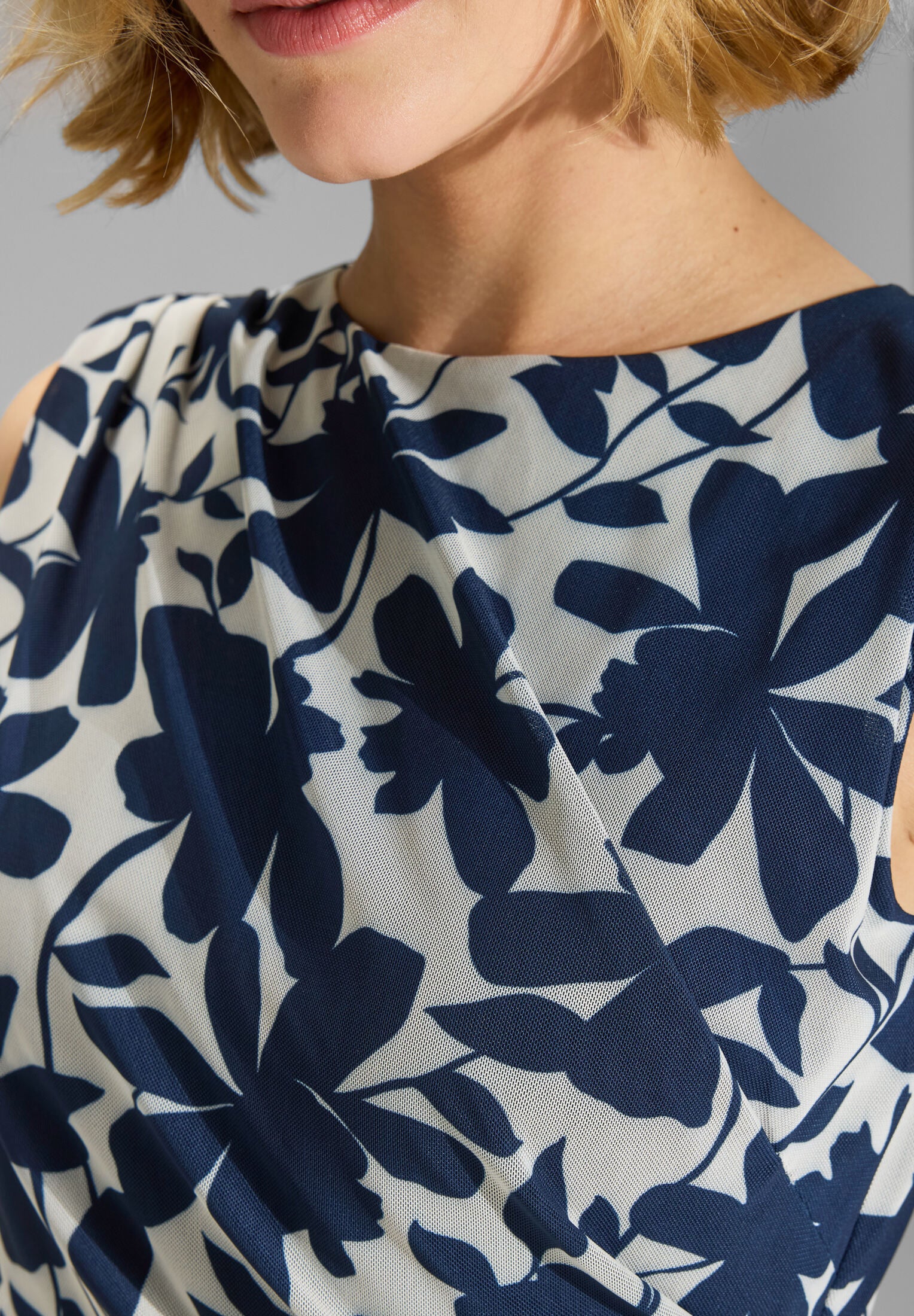 Midi Kleid aus weichem Mesh - Image 4