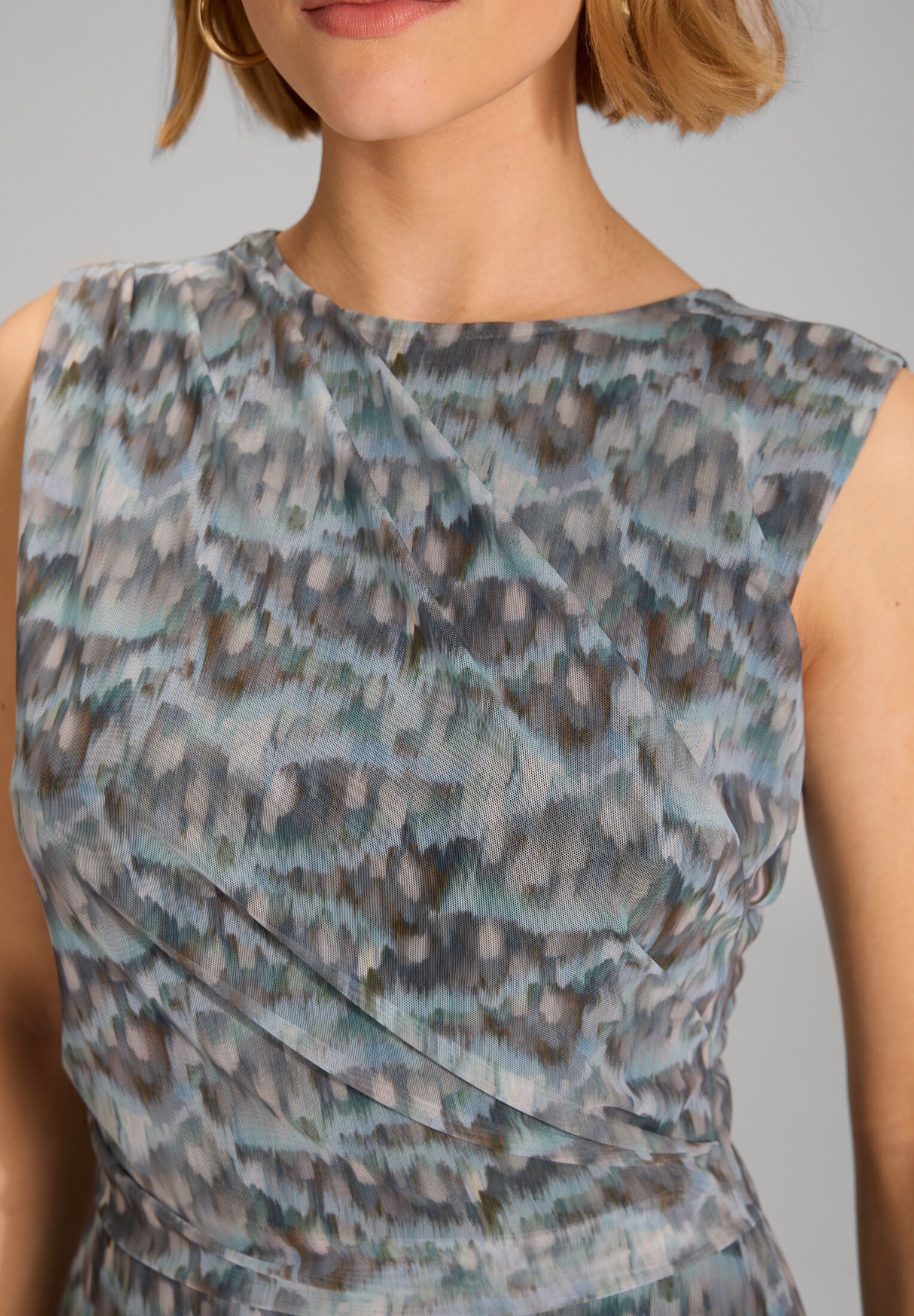 Midi Kleid aus weichem Mesh mit abstraktem Animal Print - Image 4