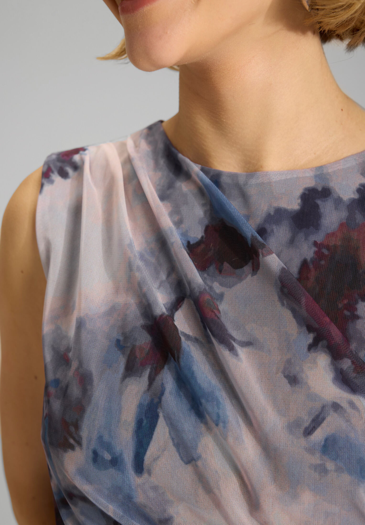 Midi Kleid aus weichem Mesh mit abstraktem Druck - Image 4