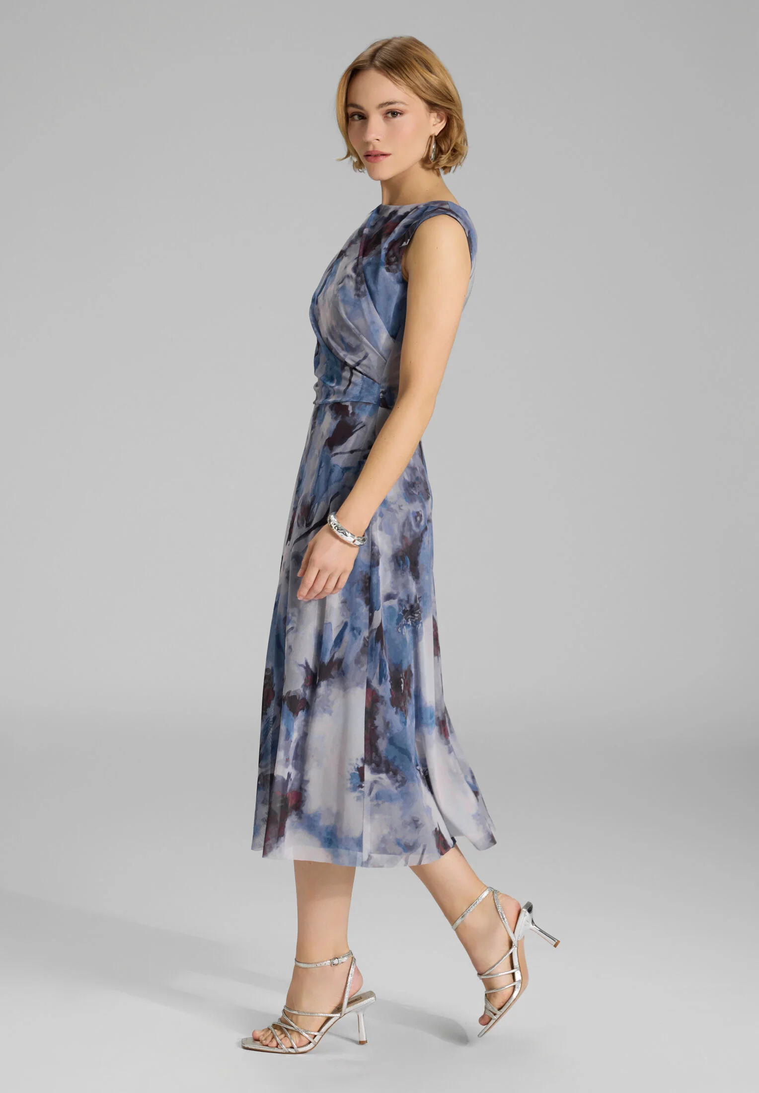 Midi Kleid aus weichem Mesh mit abstraktem Druck - Image 5